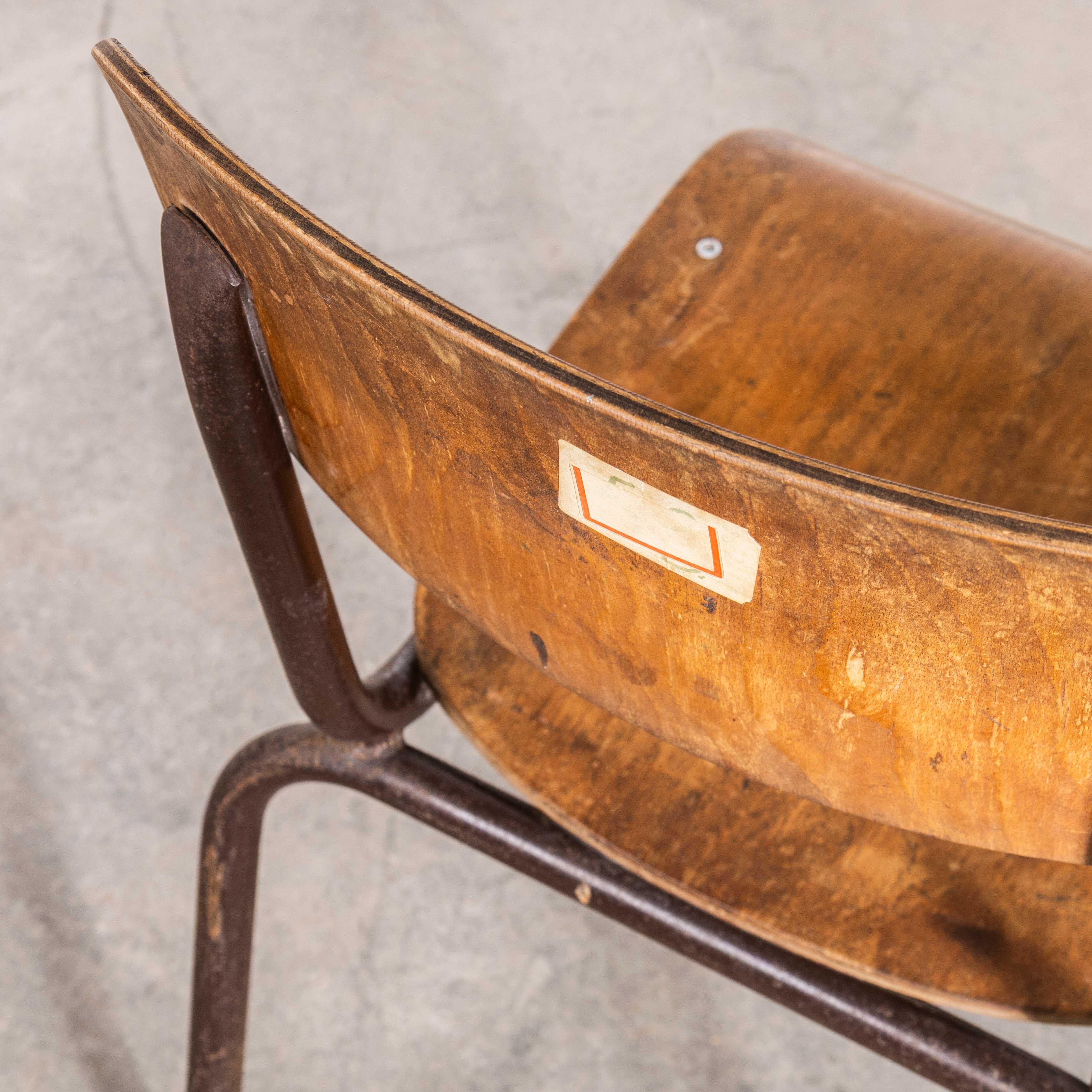 Chaises de salle à manger d'université empilables françaises chocolat originales des années 1960 - bonne quantité en vente 4