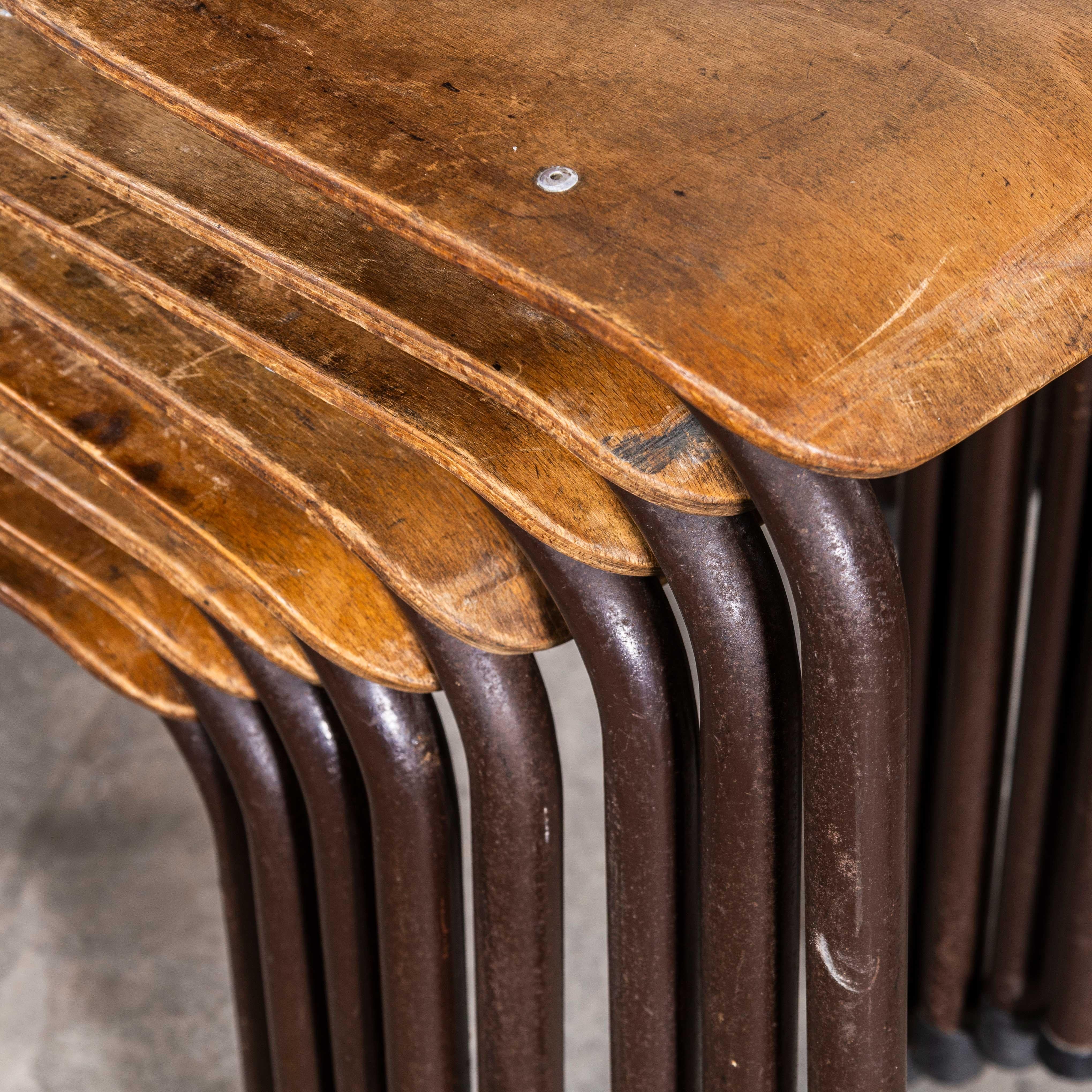 Chaises de salle à manger d'université empilables françaises chocolat originales des années 1960 - bonne quantité Bon état - En vente à Hook, Hampshire