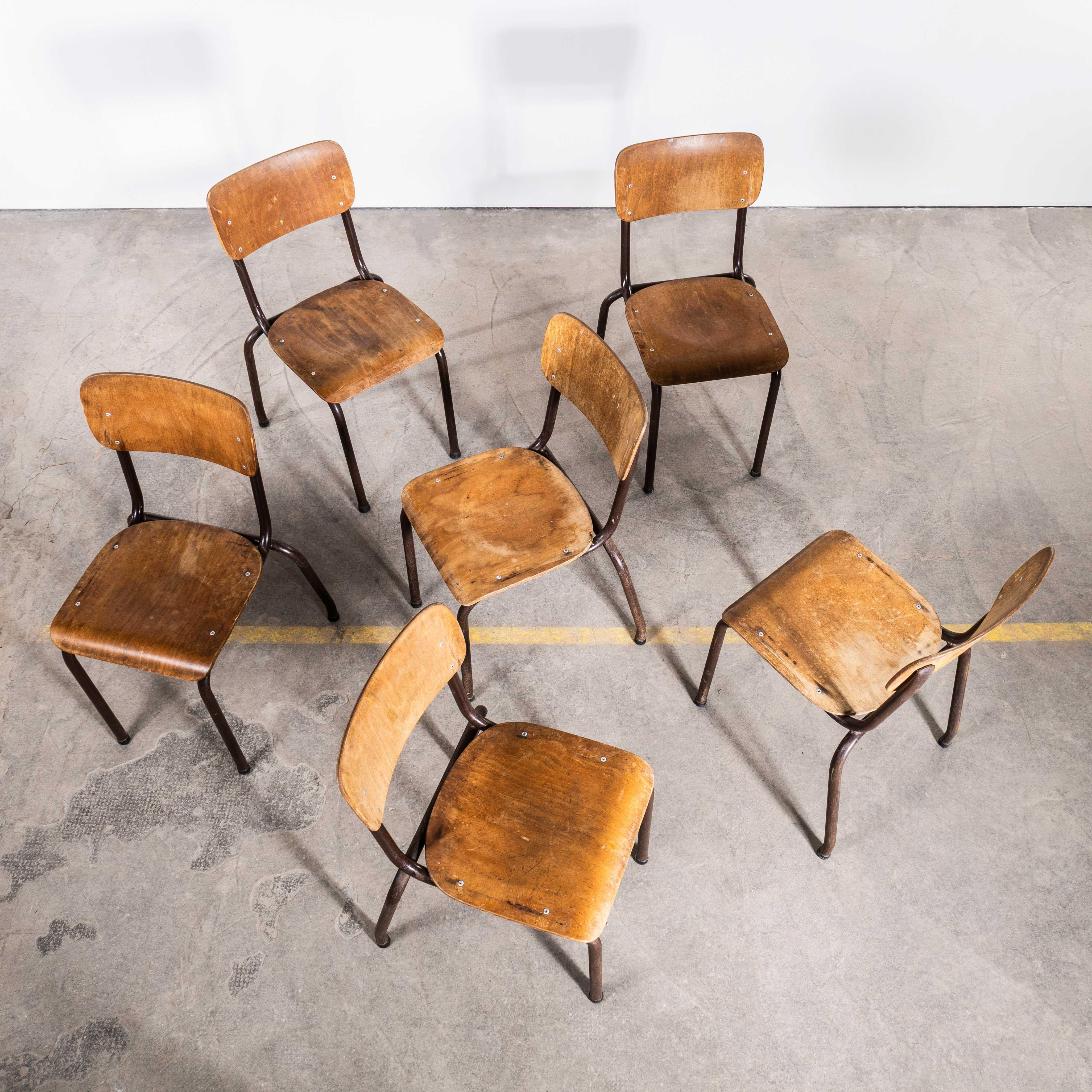 Milieu du XXe siècle Chaises de salle à manger d'université empilables françaises chocolat originales des années 1960 - bonne quantité en vente