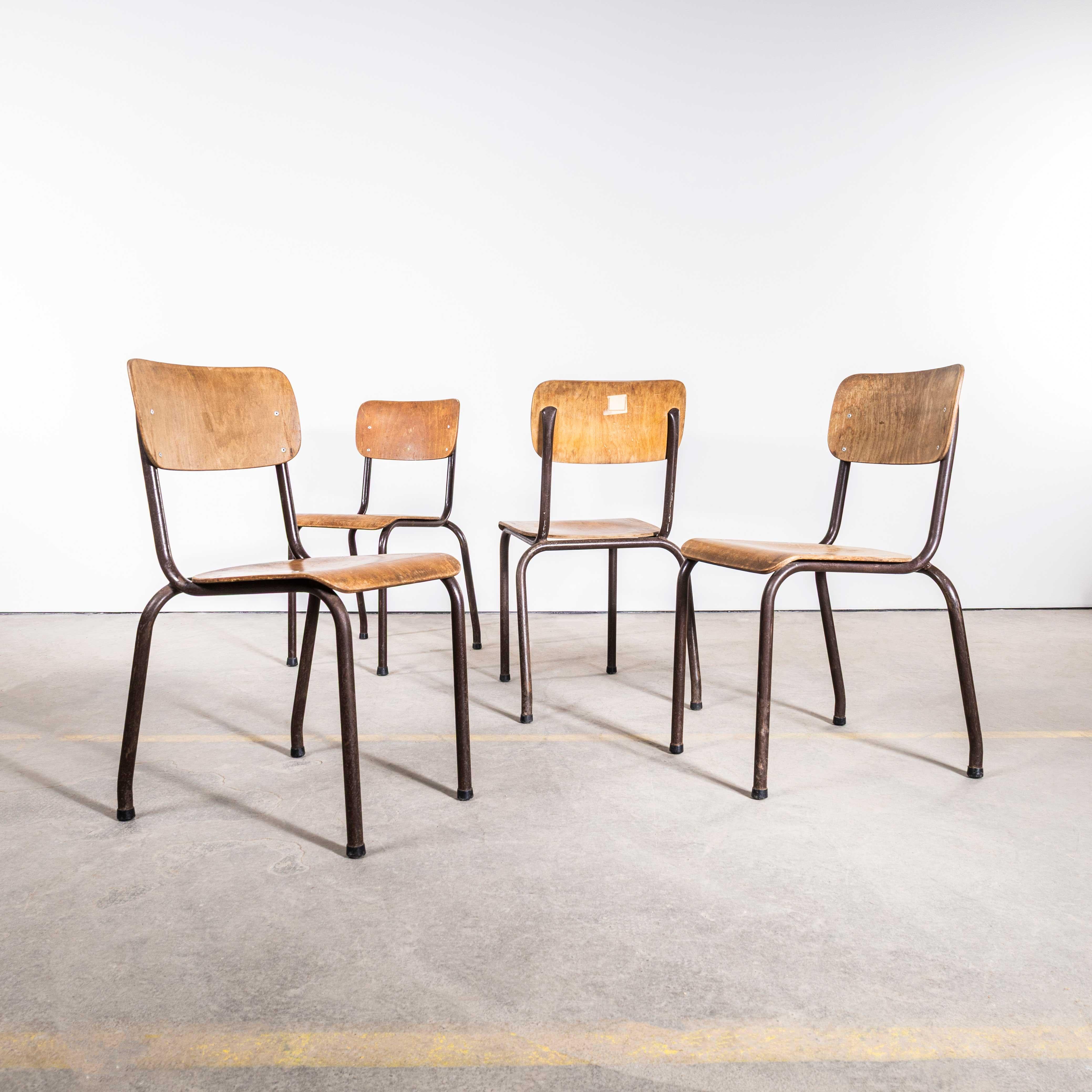 Acier Chaises de salle à manger d'université empilables françaises chocolat originales des années 1960 - bonne quantité en vente