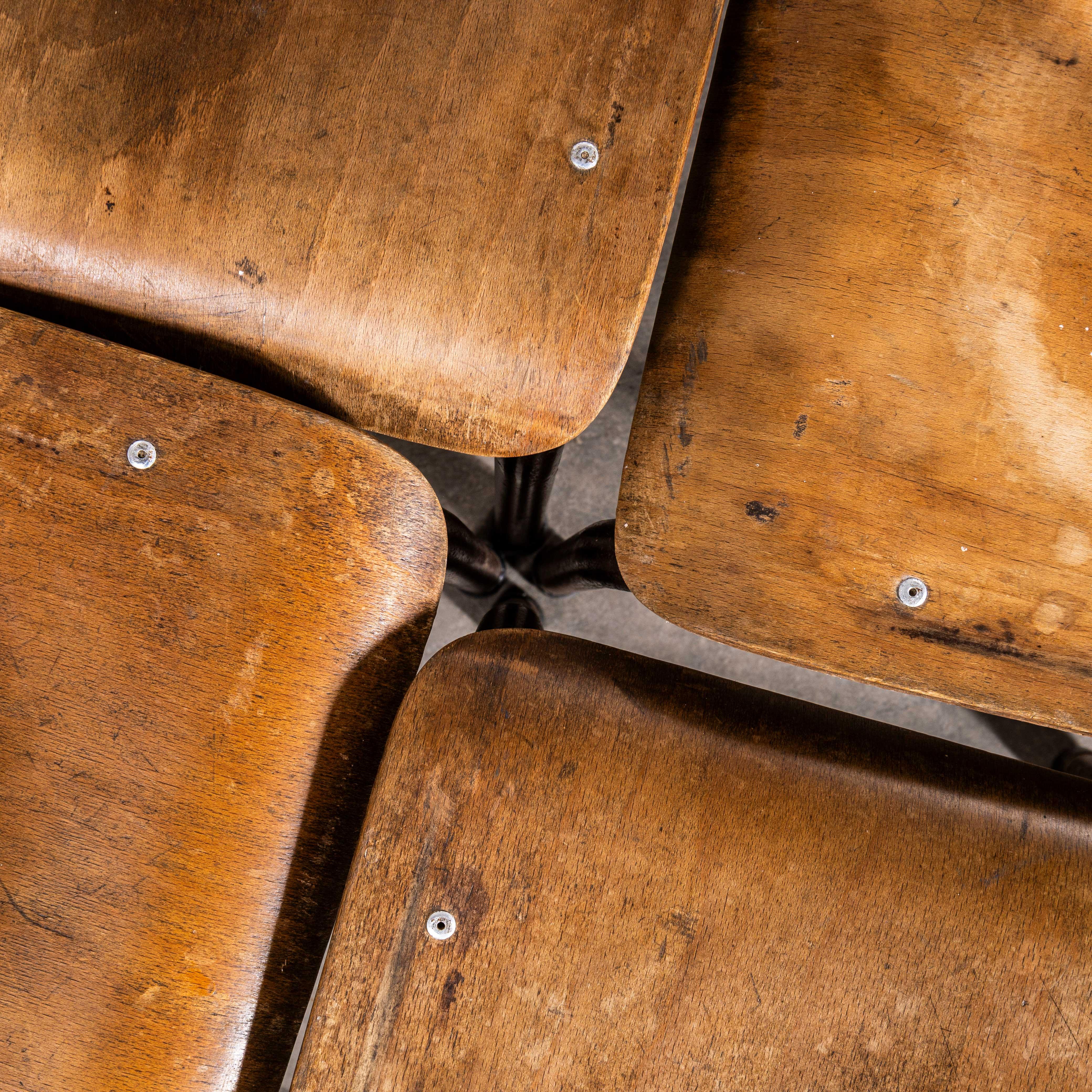 Chaises de salle à manger d'université empilables françaises chocolat originales des années 1960 - bonne quantité en vente 1