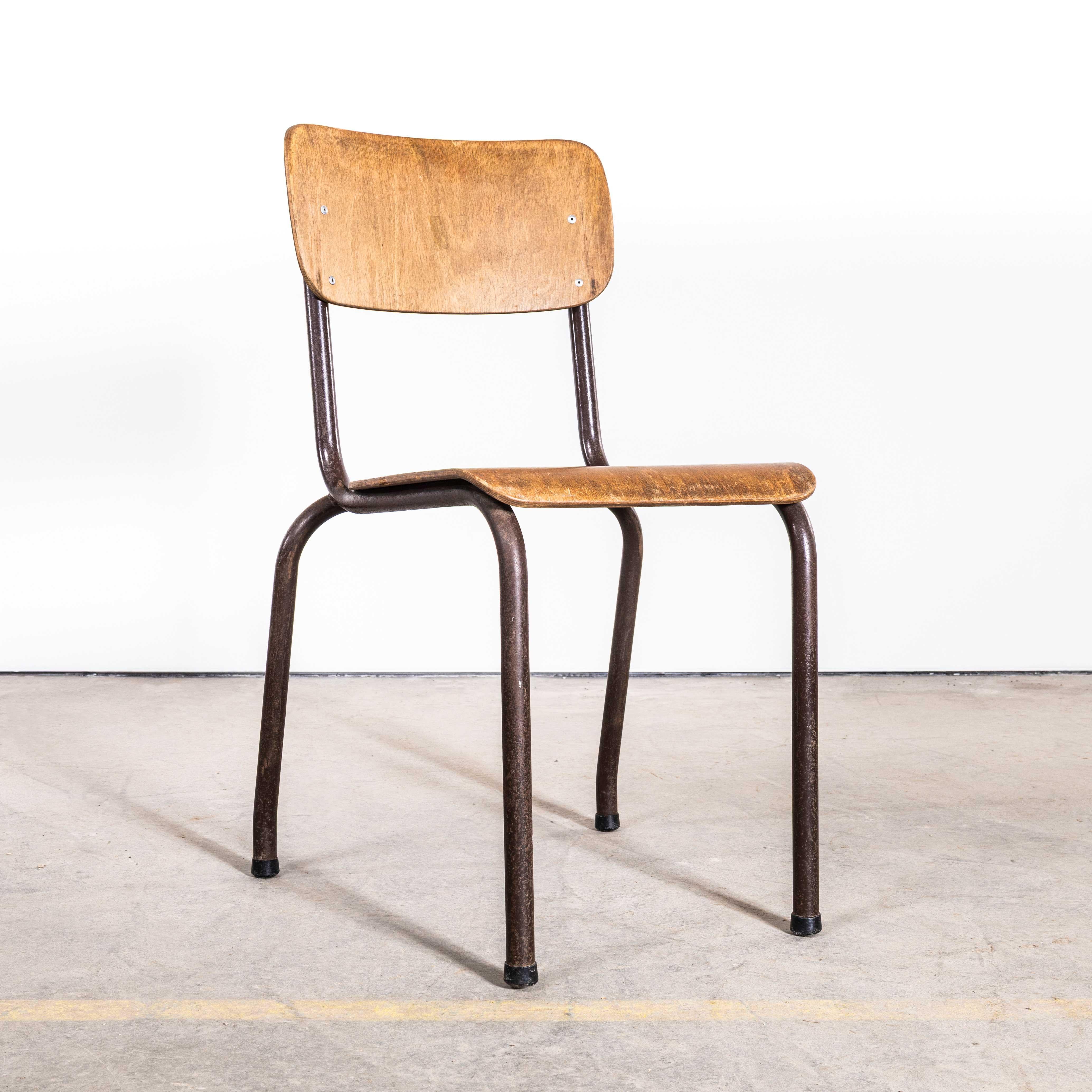 Chaises de salle à manger d'université empilables françaises chocolat originales des années 1960 - bonne quantité en vente 2