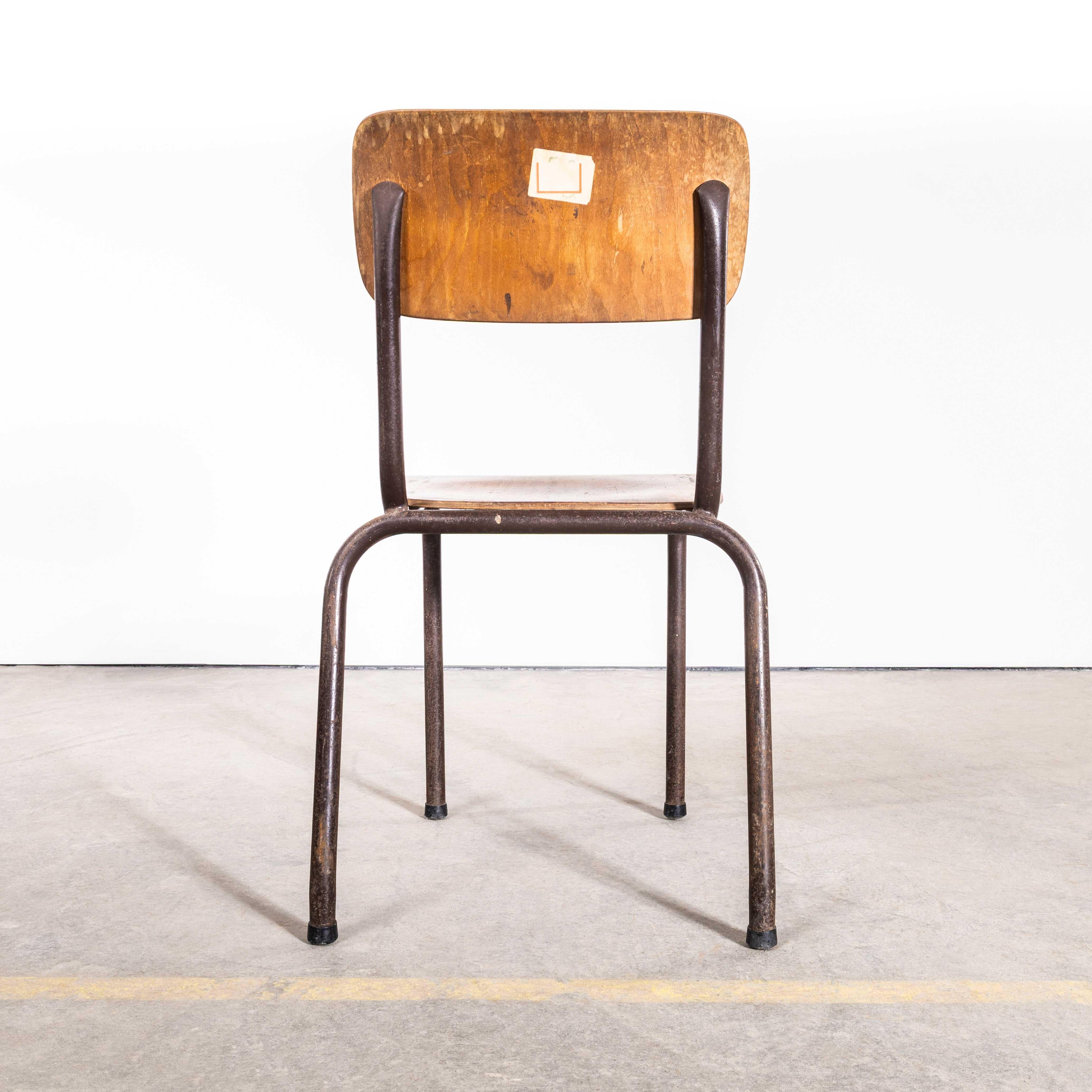 Chaises de salle à manger d'université empilables françaises chocolat originales des années 1960 - bonne quantité en vente 3
