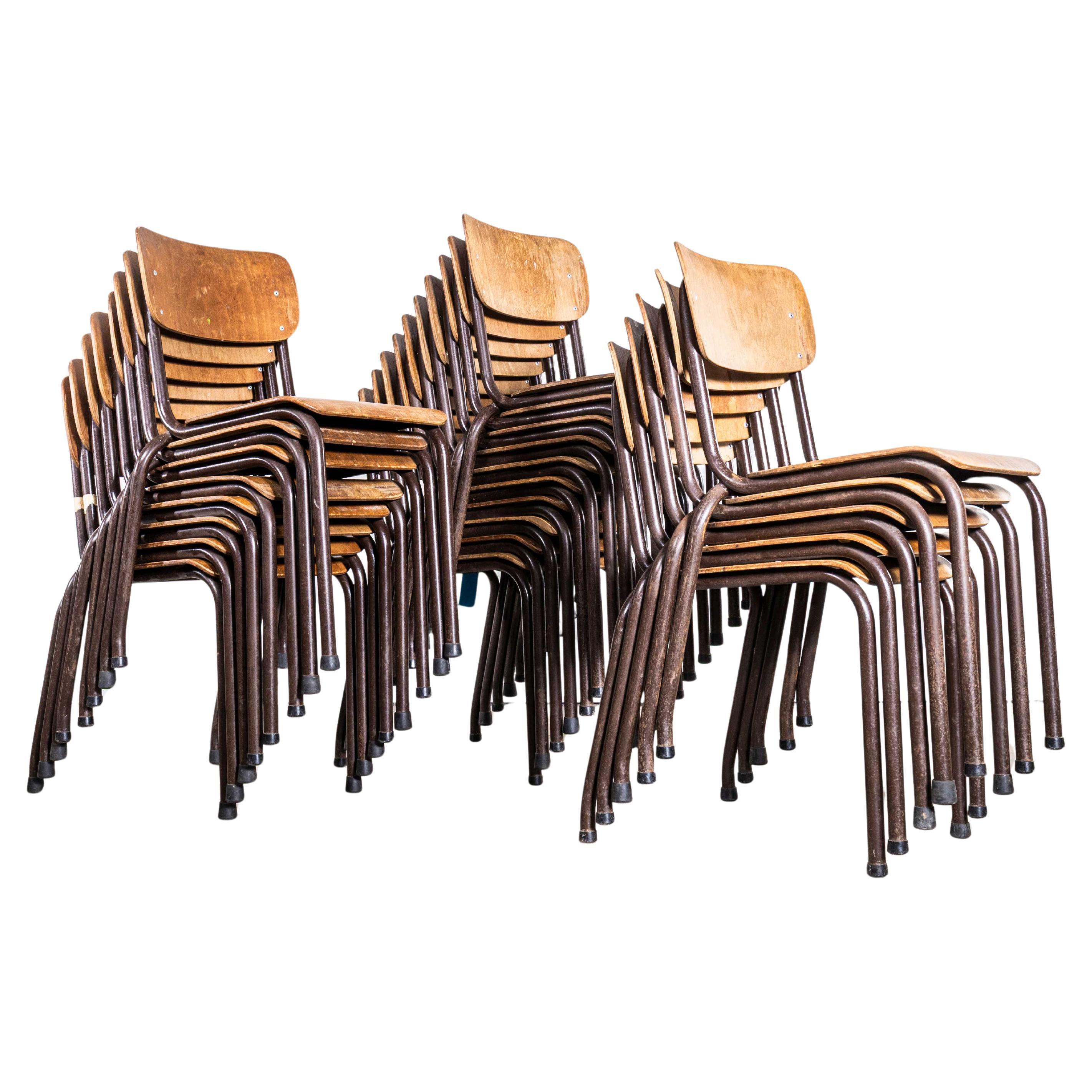 Chaises de salle à manger d'université empilables françaises chocolat originales des années 1960 - bonne quantité