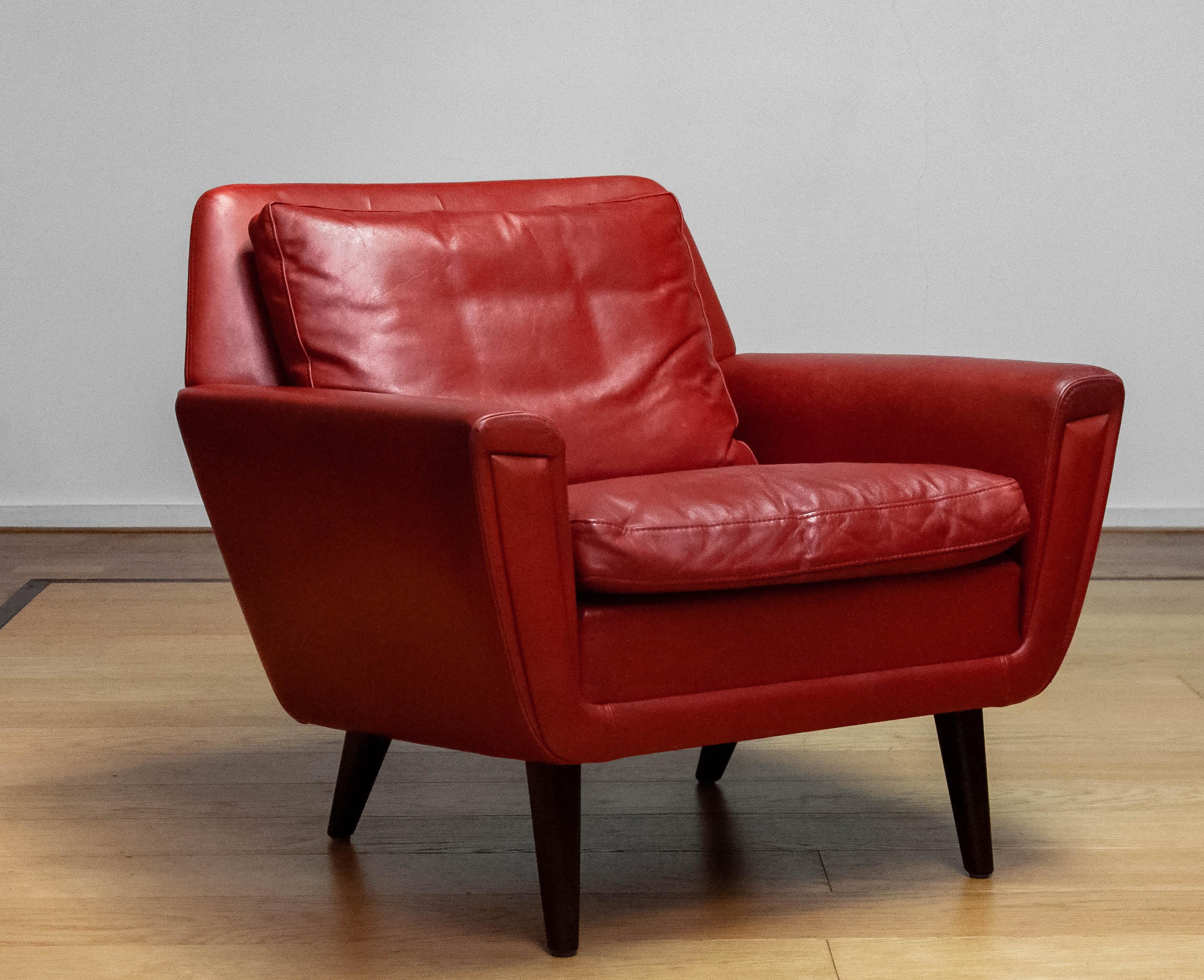 Schöne 1960er Jahre  Lounge / Sessel hergestellt in Dänemark 
Dieser Stuhl ist mit rotem Leder gepolstert und steht auf Beinen aus Buche.
Der Sitz und auch die Rückenlehne haben einige Flecken, siehe die Detailfotos.
Technisch ist der Stuhl in einem