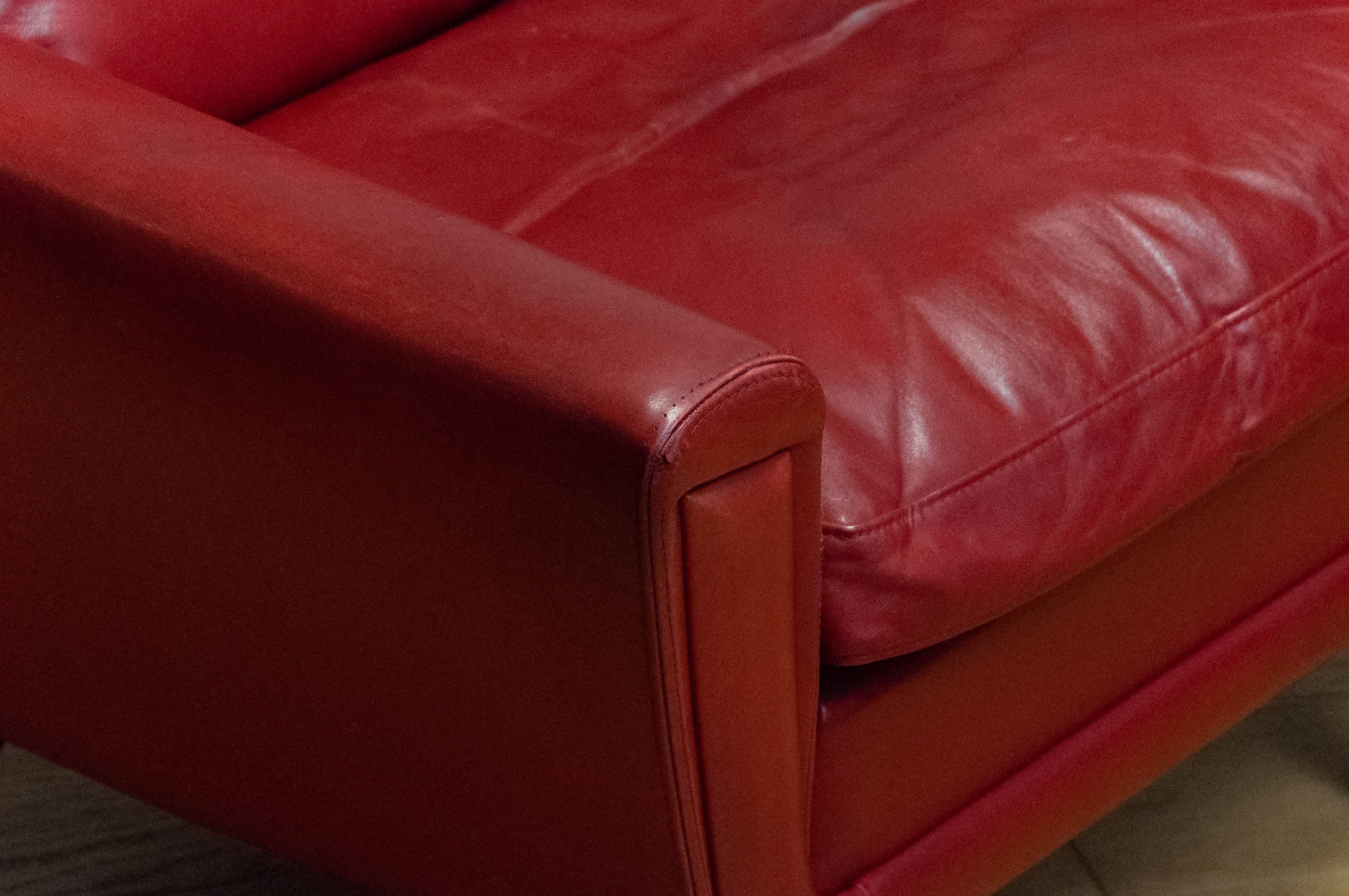 Original dänischer Loungesessel aus rotem Leder, 1960er Jahre  im Zustand „Relativ gut“ im Angebot in Silvolde, Gelderland