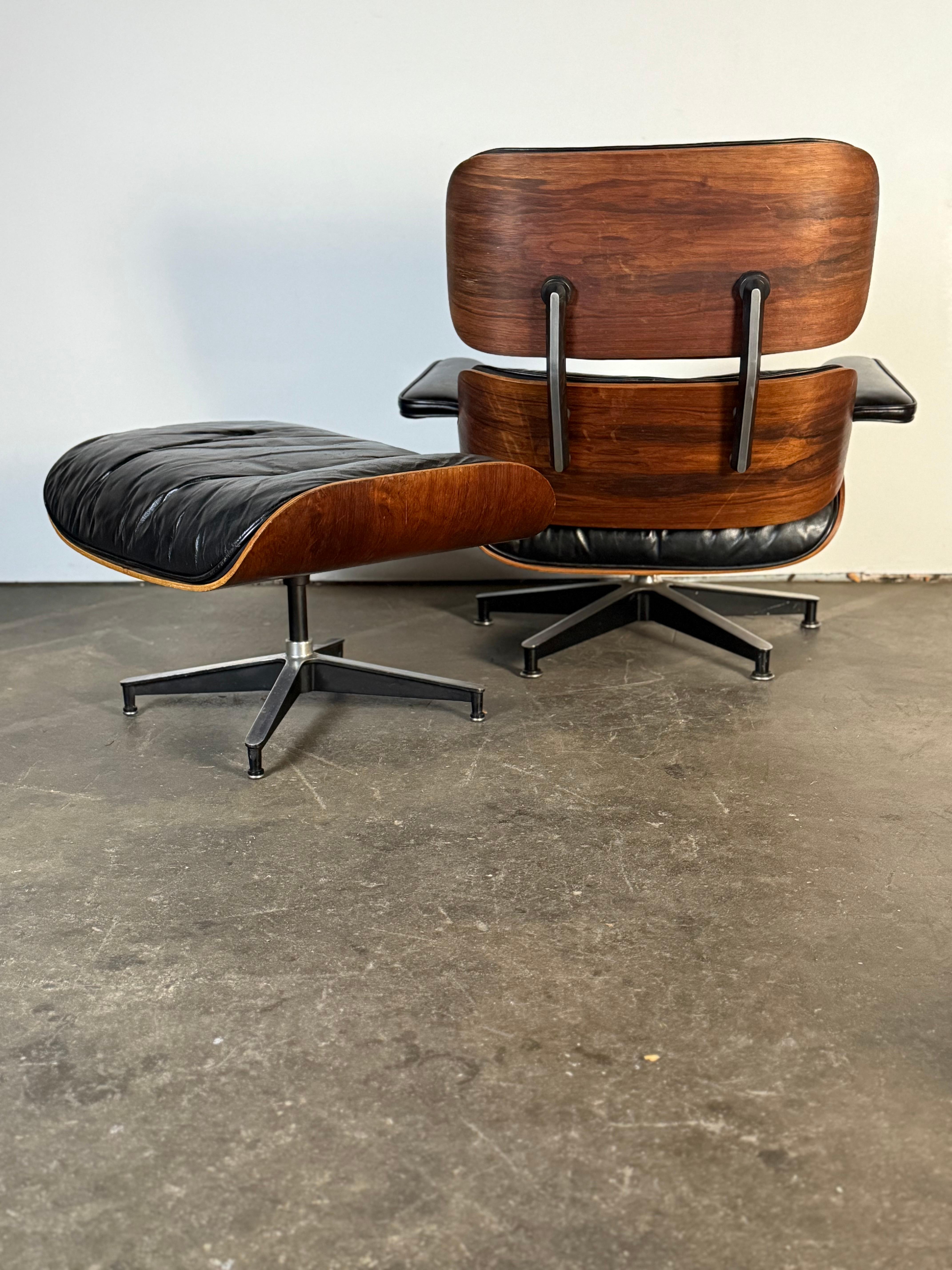 Atemberaubende Original frühen Produktion Eames Stuhl und Ottomane. Ausgabe aus den 1960er Jahren, mit beiden originalen Herman Miller Labels vorhanden. Original Leder in gutem Zustand mit altersgemäßer Abnutzung und Patina. Unglaubliche Holzfarben