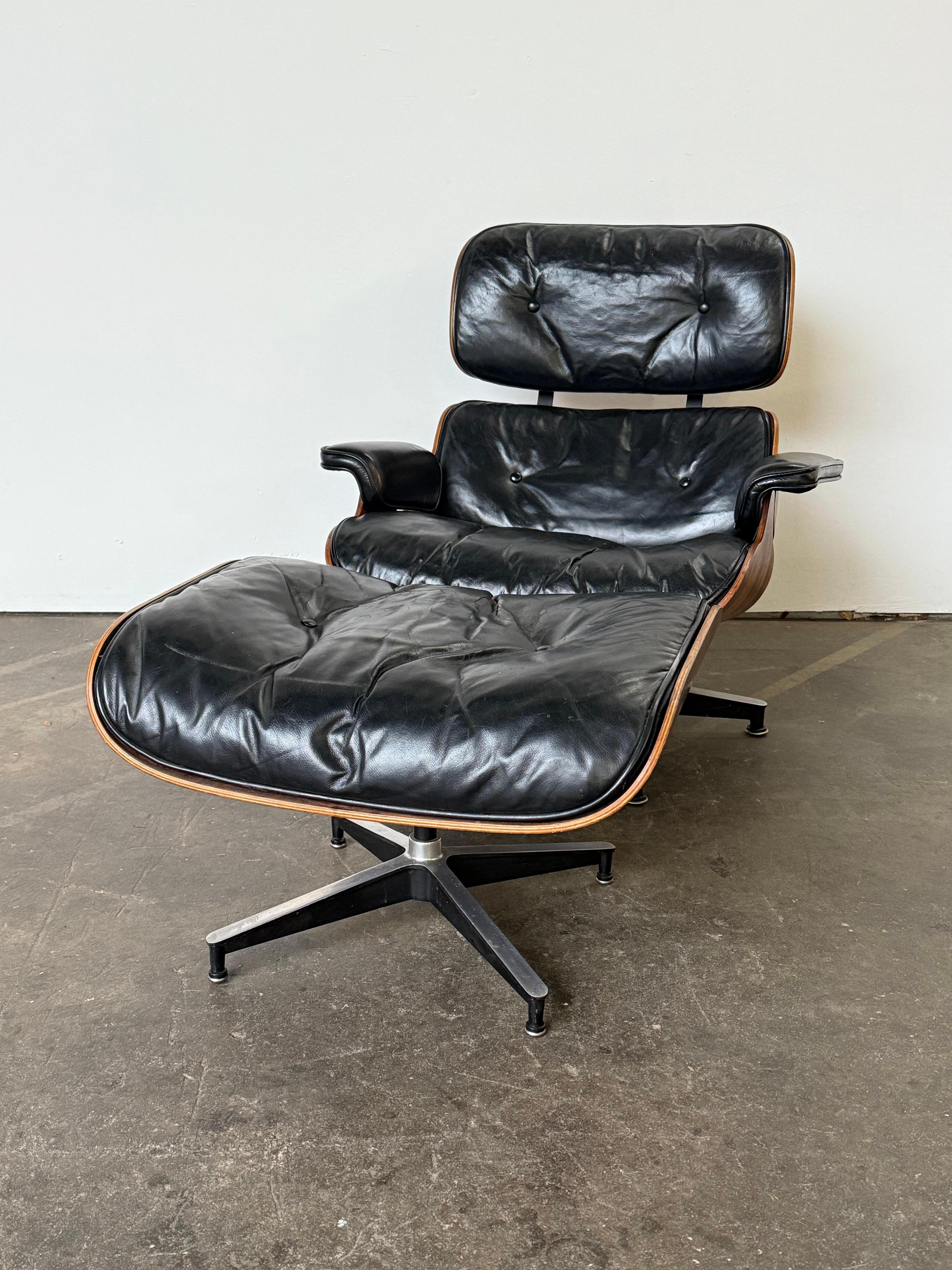 Atemberaubende Original frühen Produktion Eames Stuhl und Ottomane. Ausgabe aus den 1960er Jahren, mit beiden originalen Herman Miller Labels vorhanden. Original Leder in gutem Zustand mit altersgemäßer Abnutzung und Patina. Unglaubliche Holzfarben