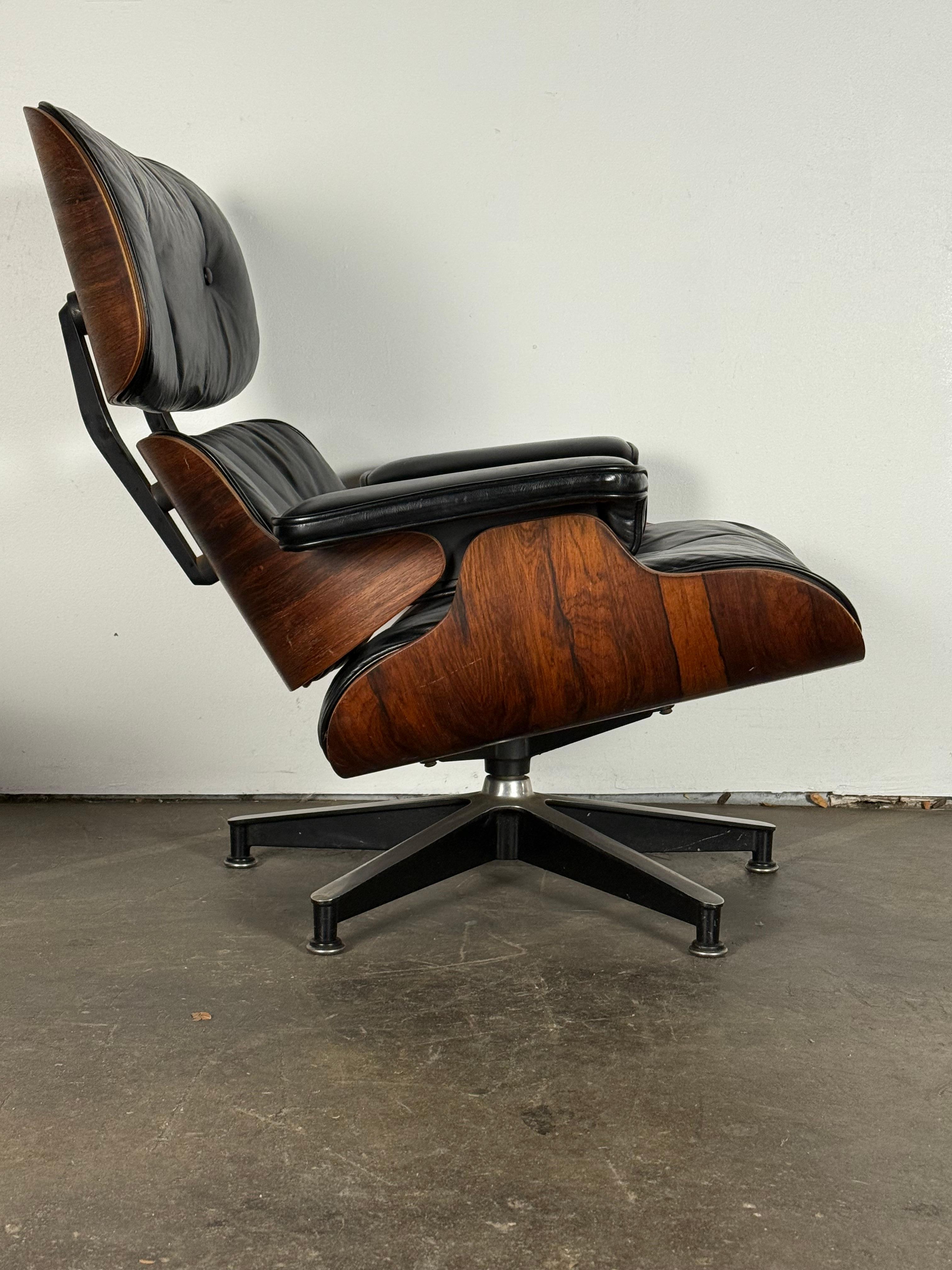 1960er Jahre Original früher Herman Miller Eames Lounge Chair und Ottoman (Leder) im Angebot