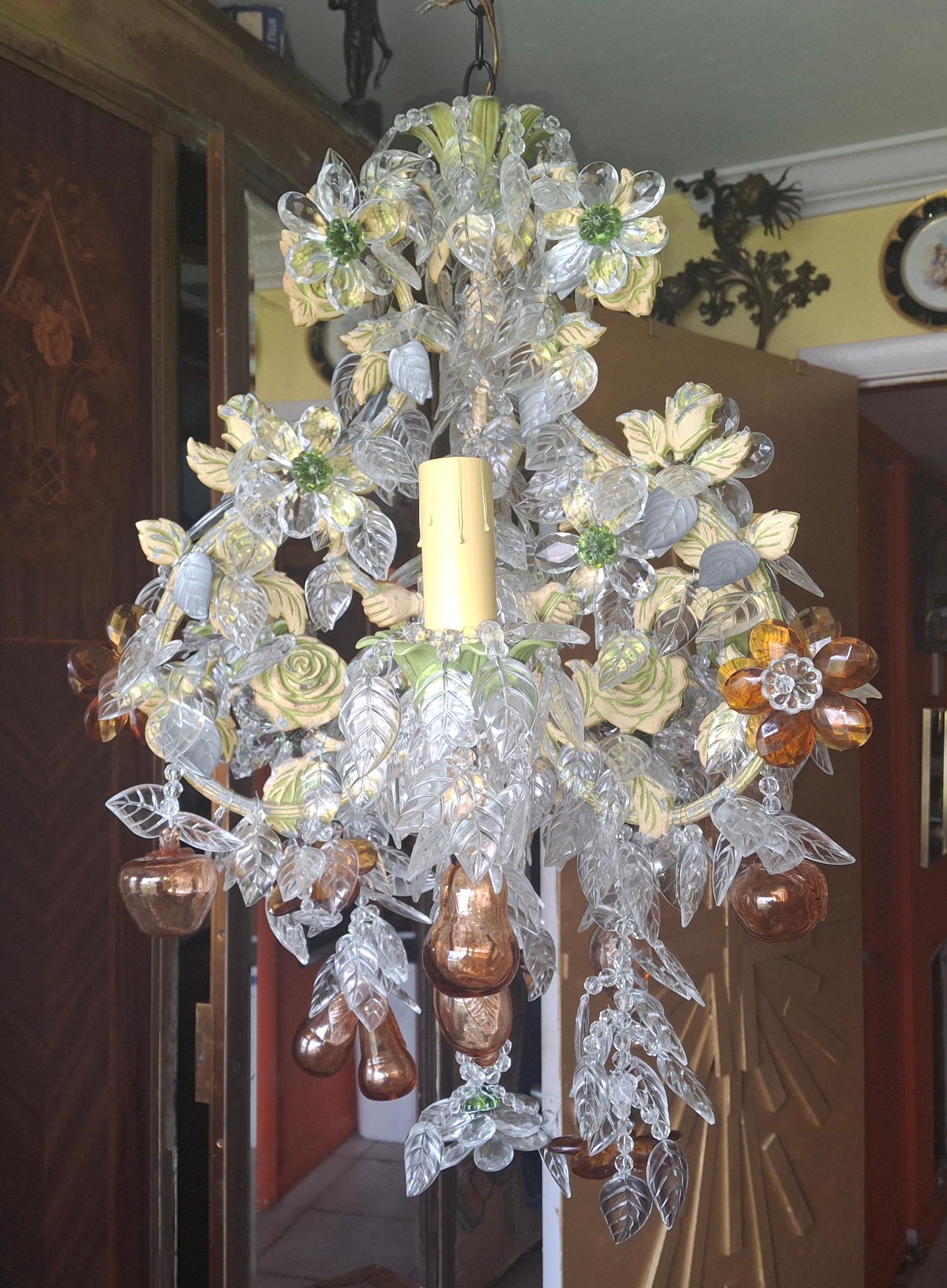 Regency Lustre Régence française des années 1960 avec plus de 500+ pétales de cristal taillés à la main, fleuri avec fruits en vente
