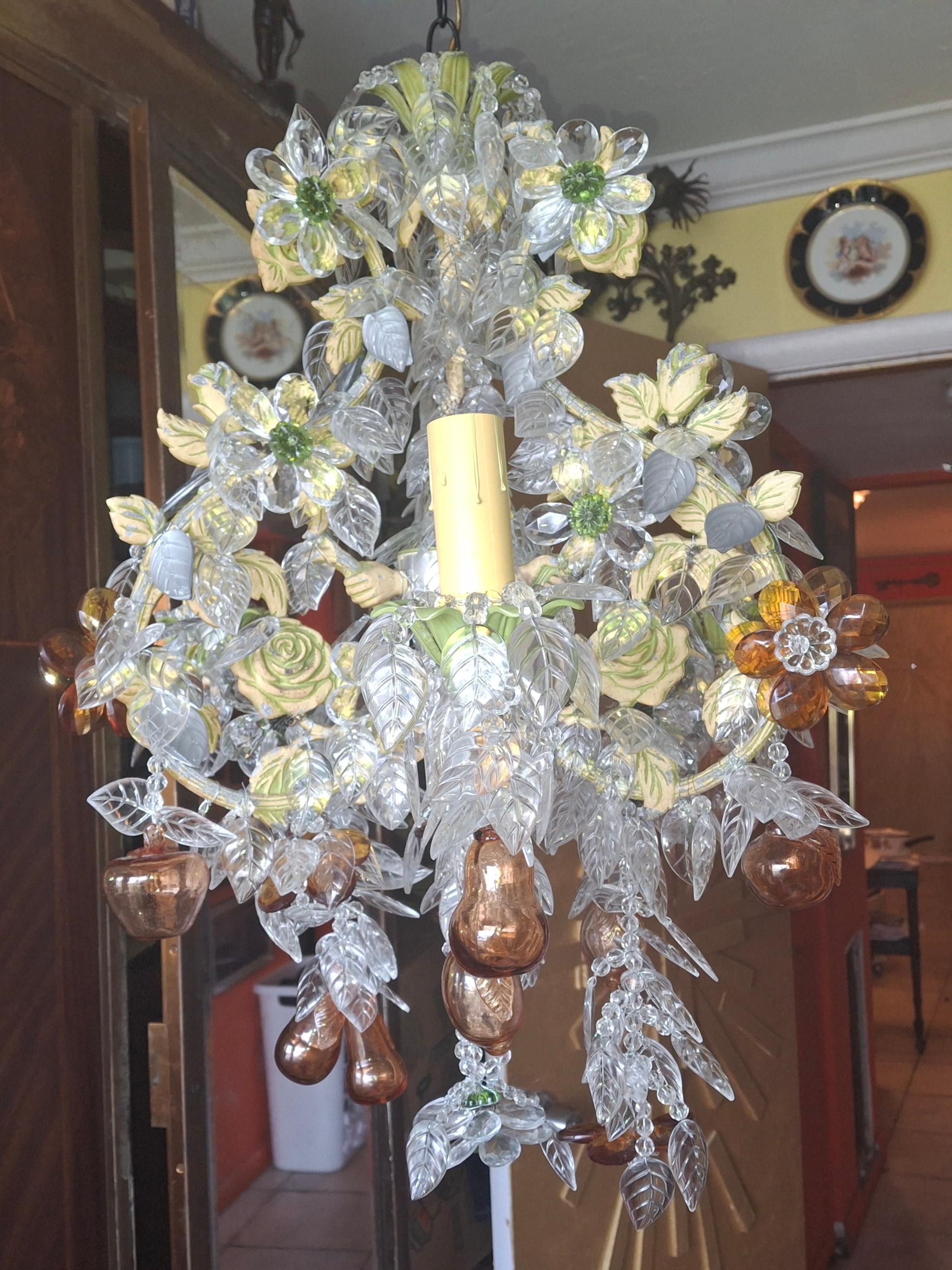 Français Lustre Régence française des années 1960 avec plus de 500+ pétales de cristal taillés à la main, fleuri avec fruits en vente