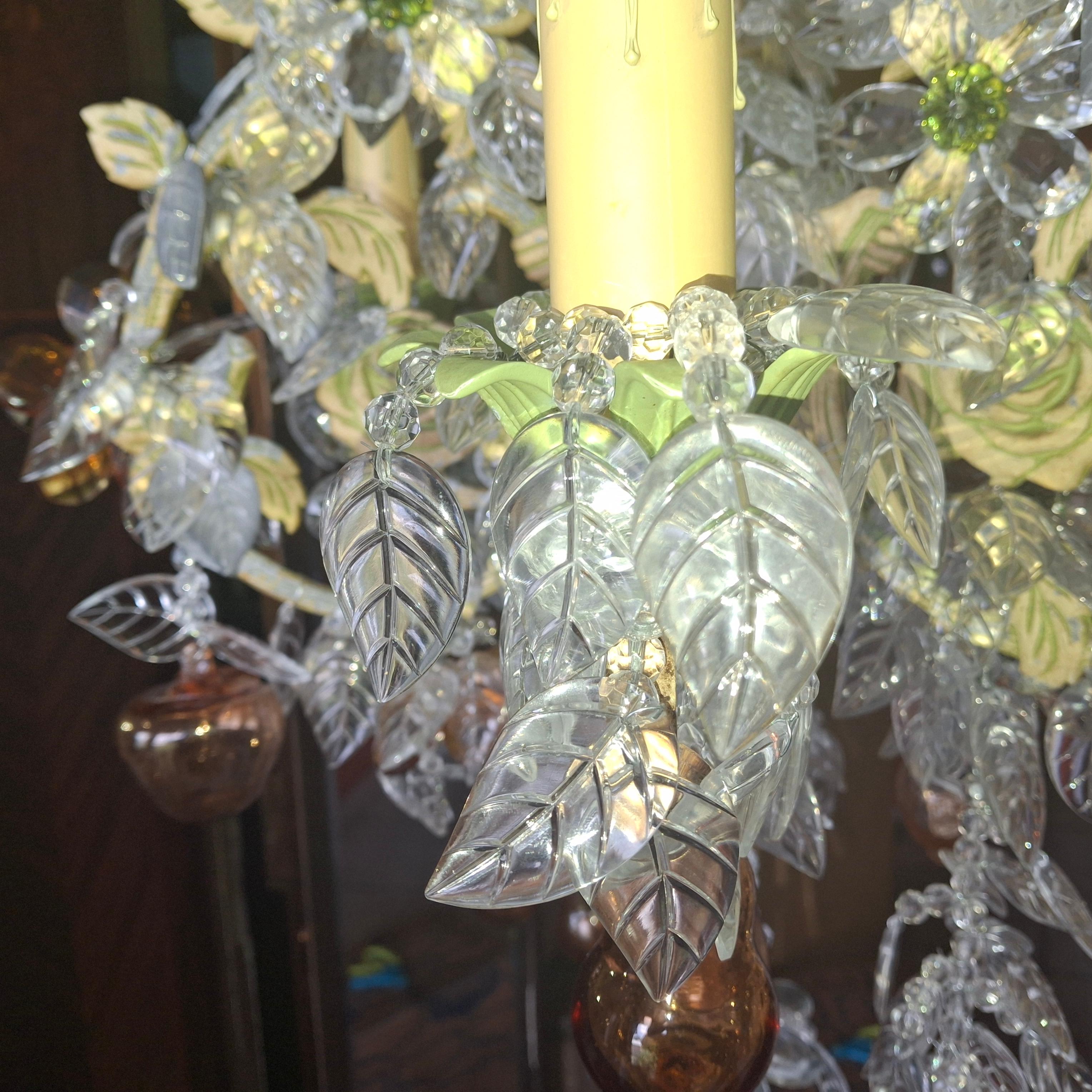 Lustre Régence française des années 1960 avec plus de 500+ pétales de cristal taillés à la main, fleuri avec fruits Bon état - En vente à Opa Locka, FL