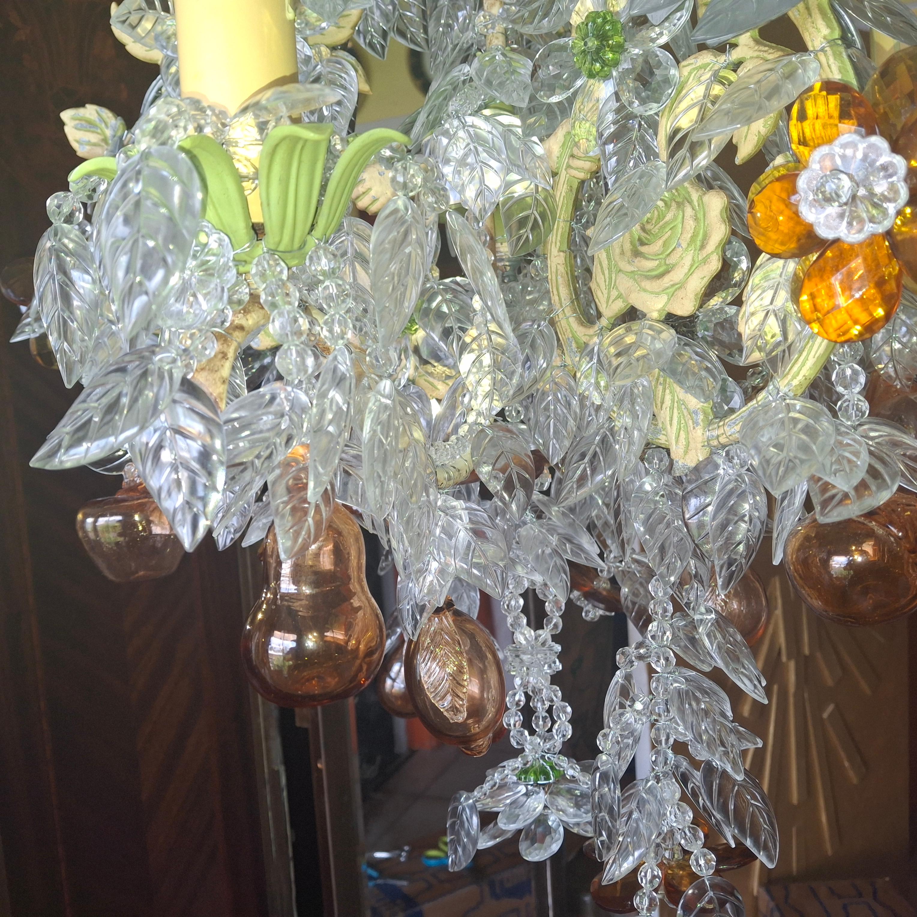 Milieu du XXe siècle Lustre Régence française des années 1960 avec plus de 500+ pétales de cristal taillés à la main, fleuri avec fruits en vente