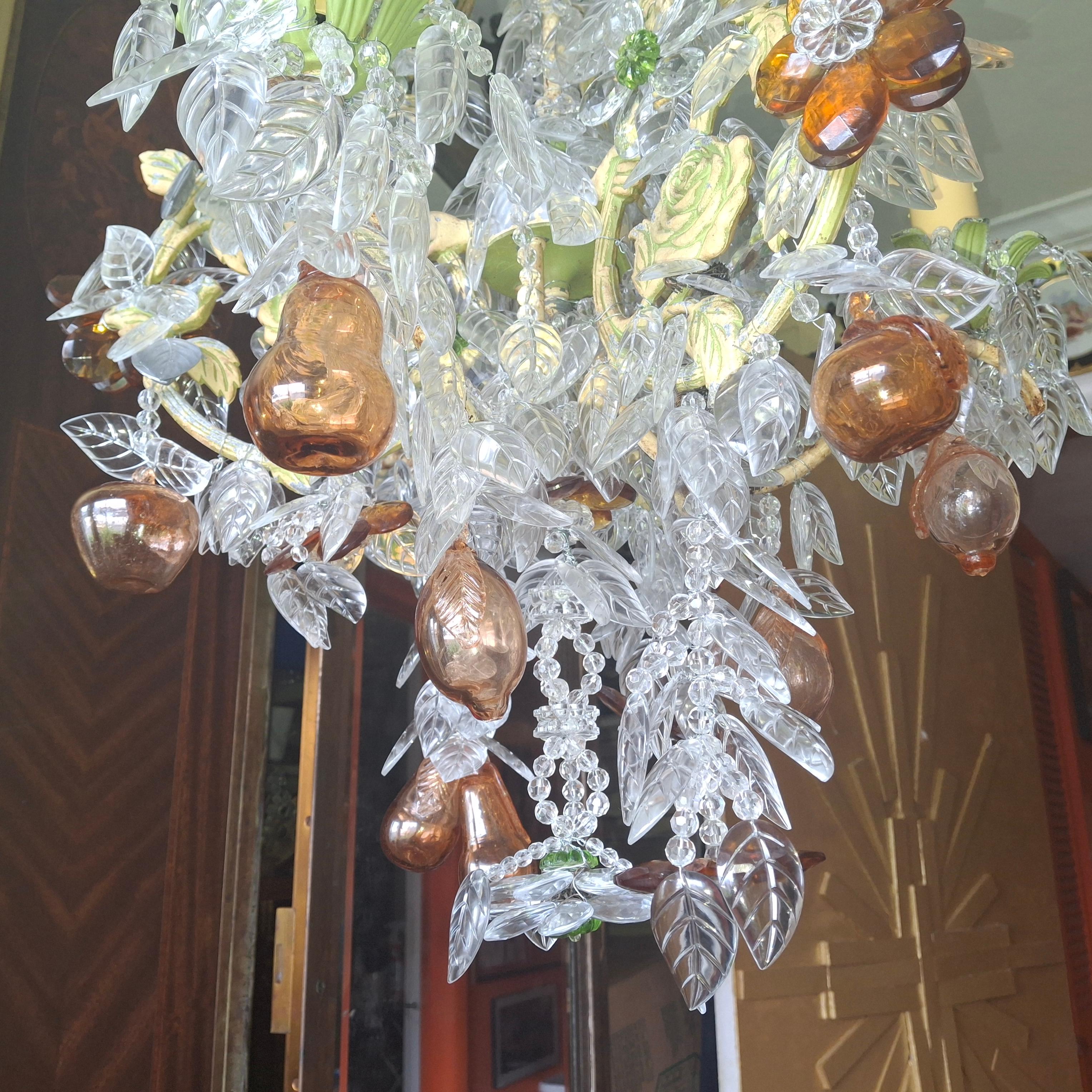 Cristal Lustre Régence française des années 1960 avec plus de 500+ pétales de cristal taillés à la main, fleuri avec fruits en vente