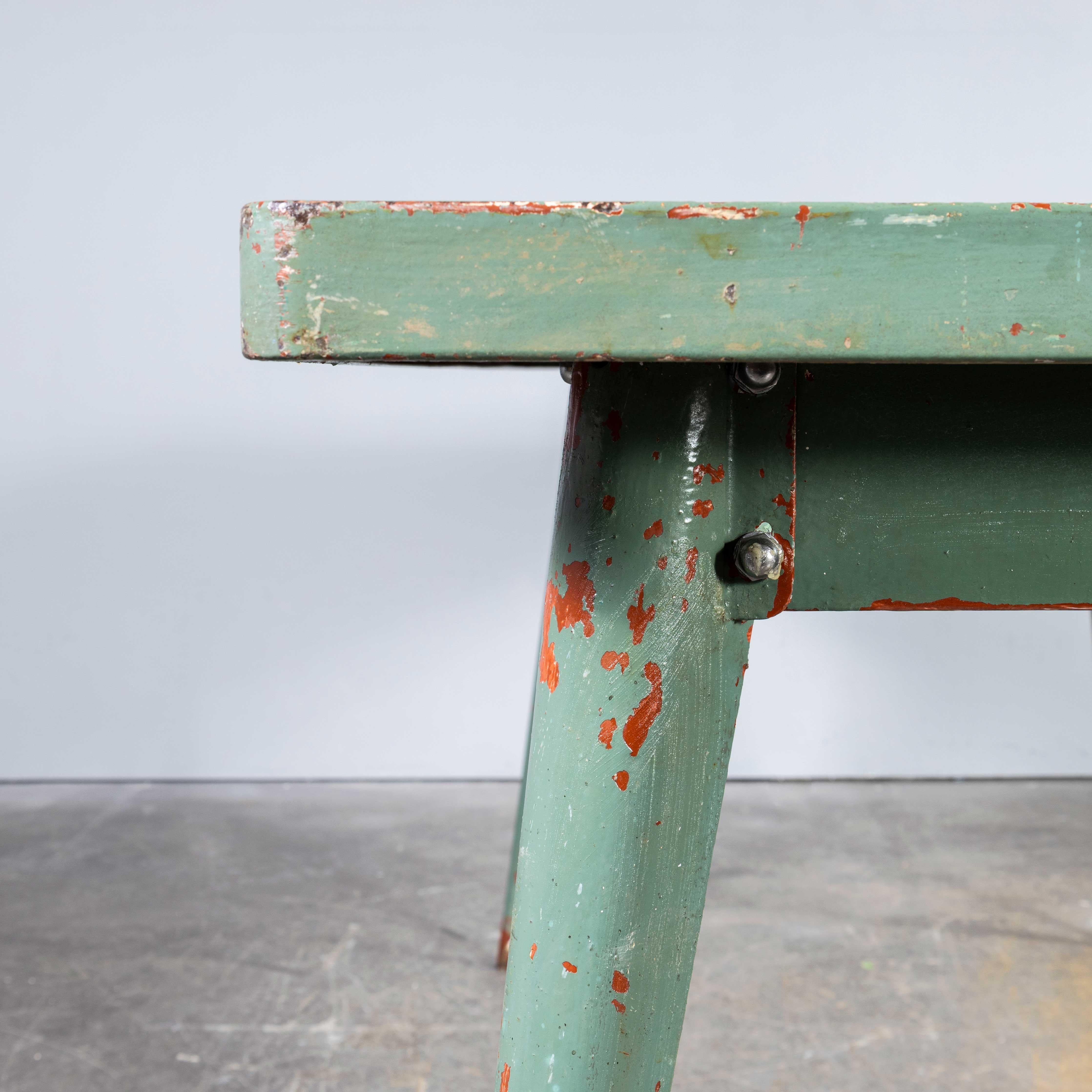 Tavolo da pranzo rettangolare originale francese T55 Tolix degli anni '60 - 160cm (Model.  1330)

Tavolo da pranzo rettangolare originale francese T55 Tolix del 1960 - 160 cm (modello 1330). Tolix è una delle nostre aziende preferite di sempre. Nel