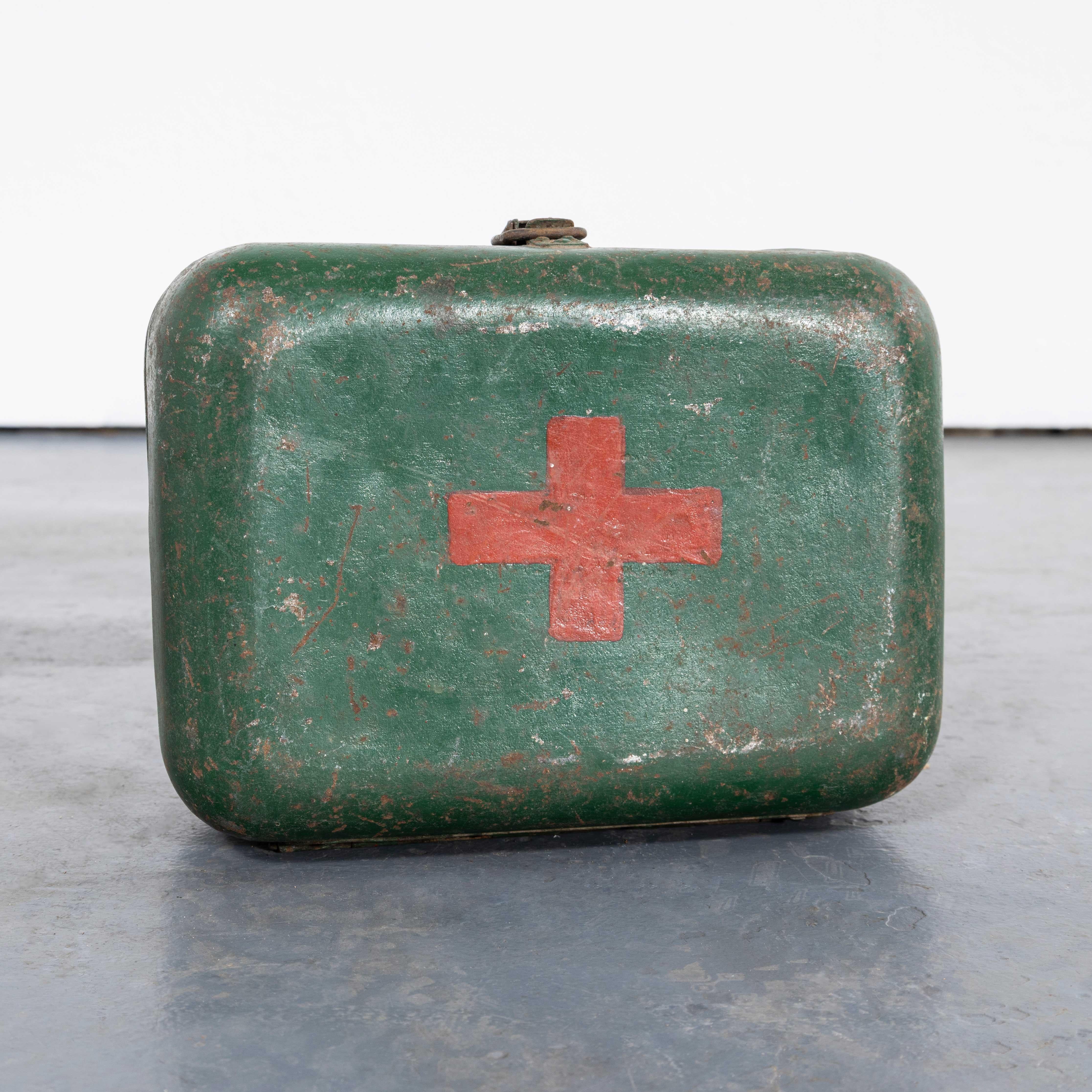 1960's Original Hungarian Army First Aid Boxes - Set Of Three Green For Sale 1