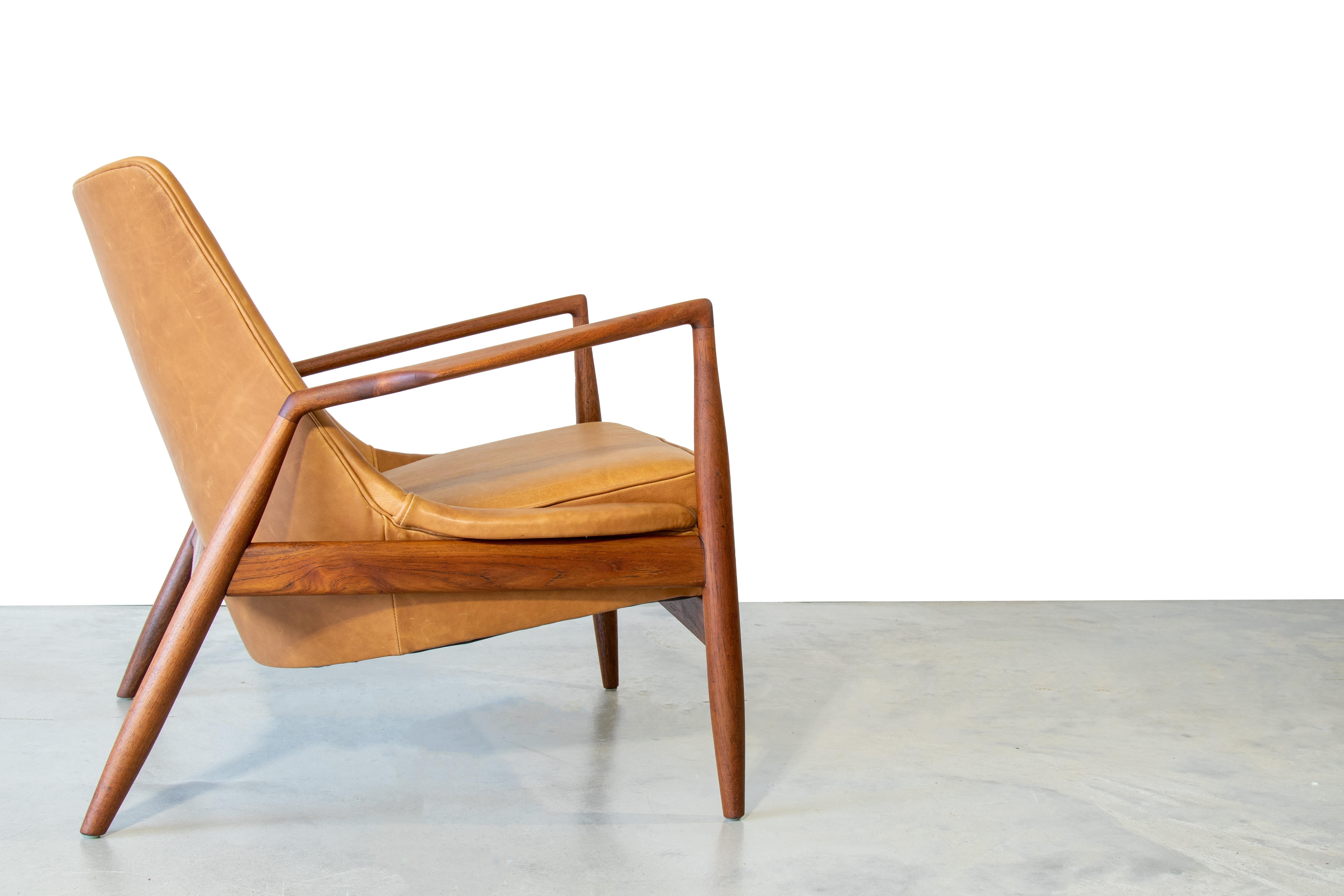 Mid-Century Modern 1960s Original Ib Kofod Larsen Seal Chair in Teak and Cognac Leather For Sale