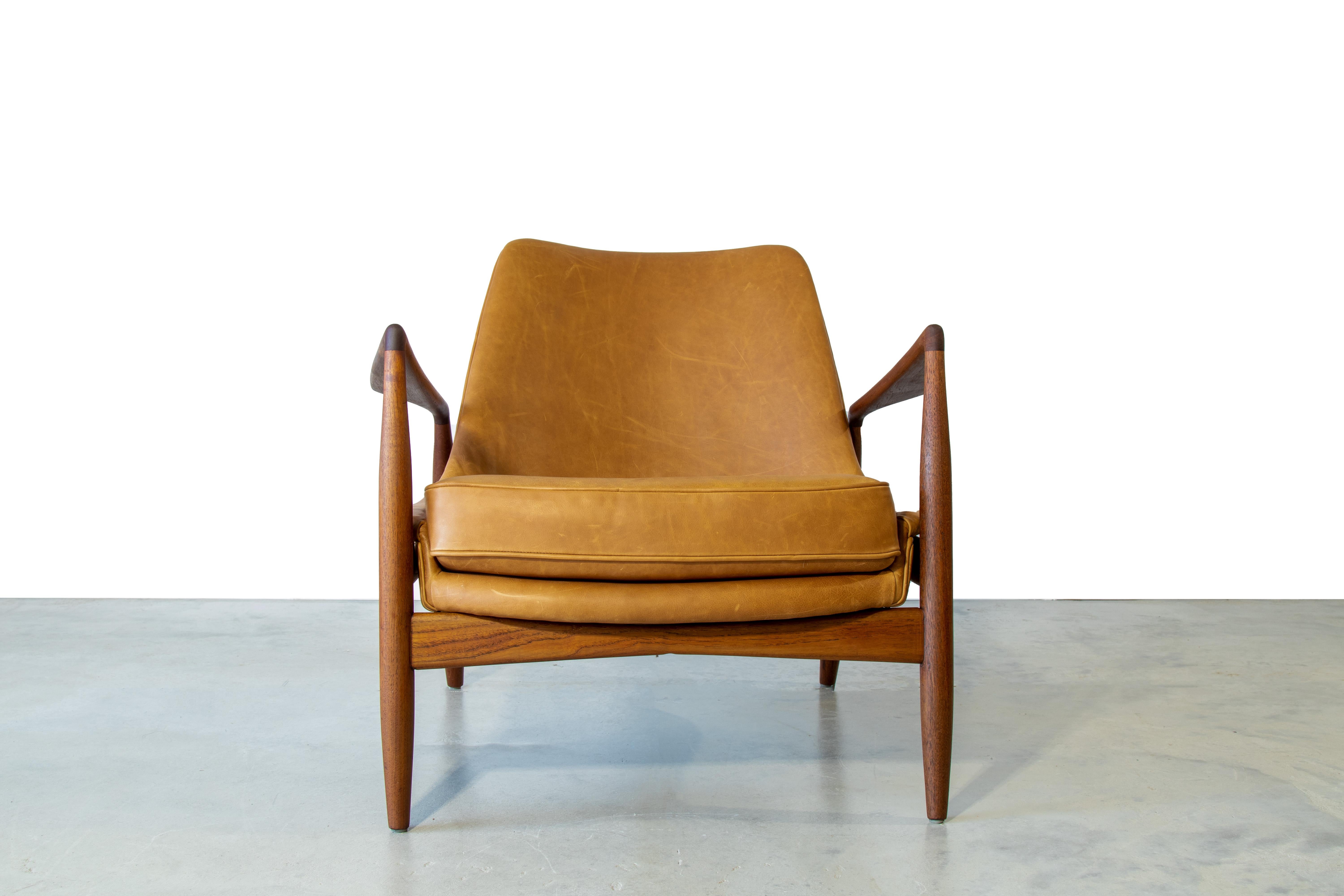 1960s Original Ib Kofod Larsen Seal Chair in Teak and Cognac Leather In Good Condition For Sale In Virginia Beach, VA