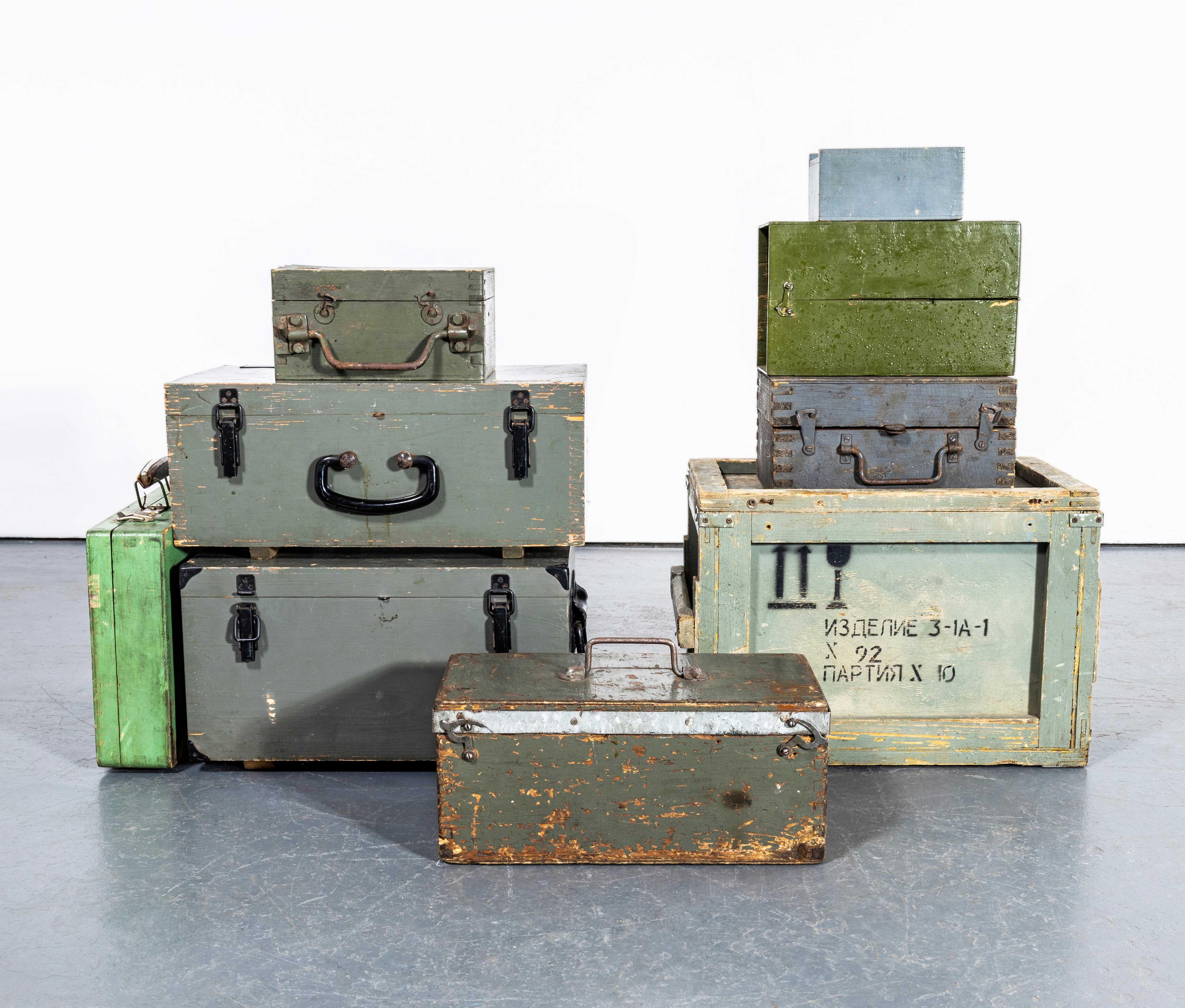 Cajas de equipos industriales de los años 60 - Juego de nueve cajas. 
Hemos comprado un buen volumen de estas estupendas cajas industriales y las hemos emparejado para venderlas en conjuntos. Útiles para todo tipo de almacenamiento, exposición o