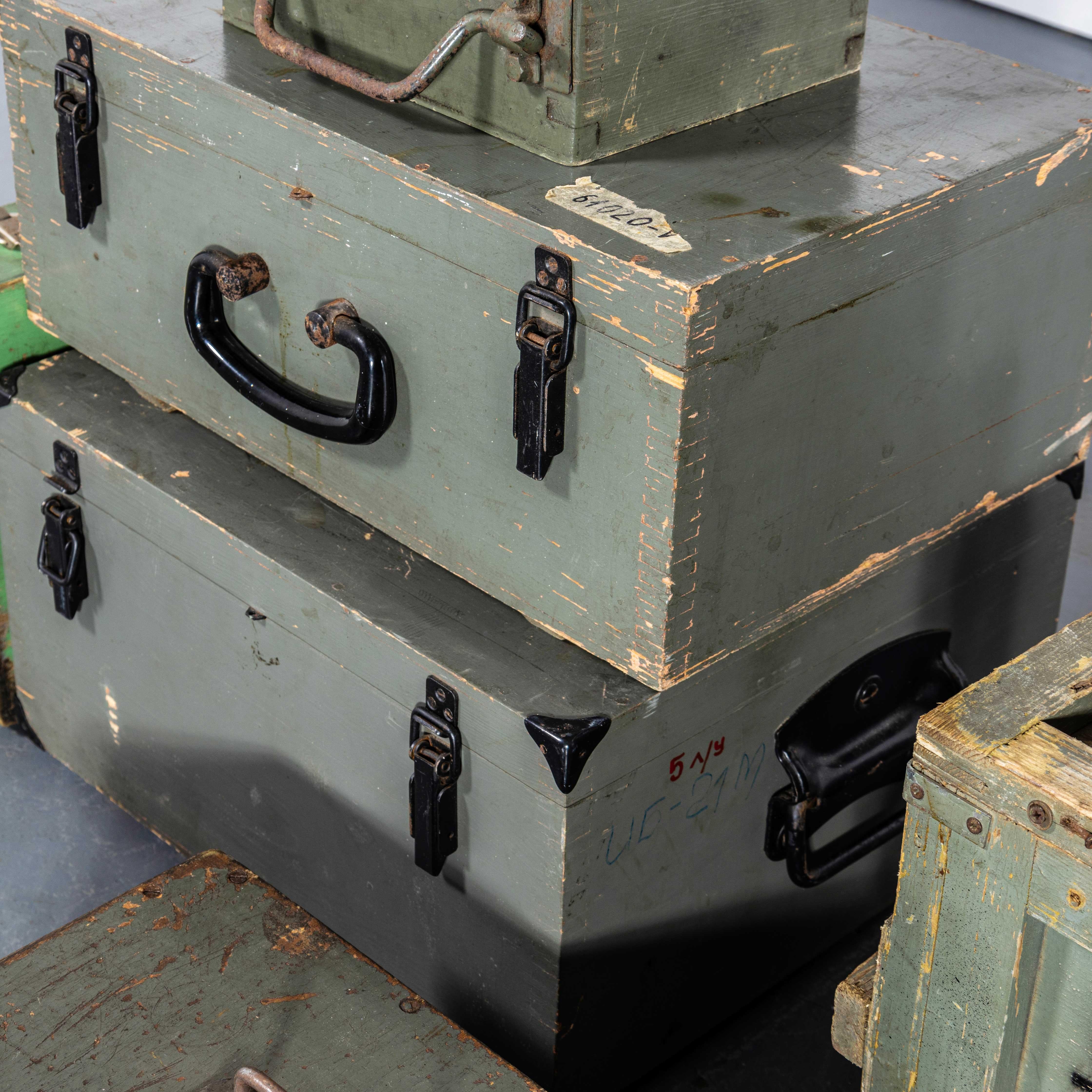 Cajas de Equipos Industriales Originales de los Años 60 - Juego de Nueve Europeo