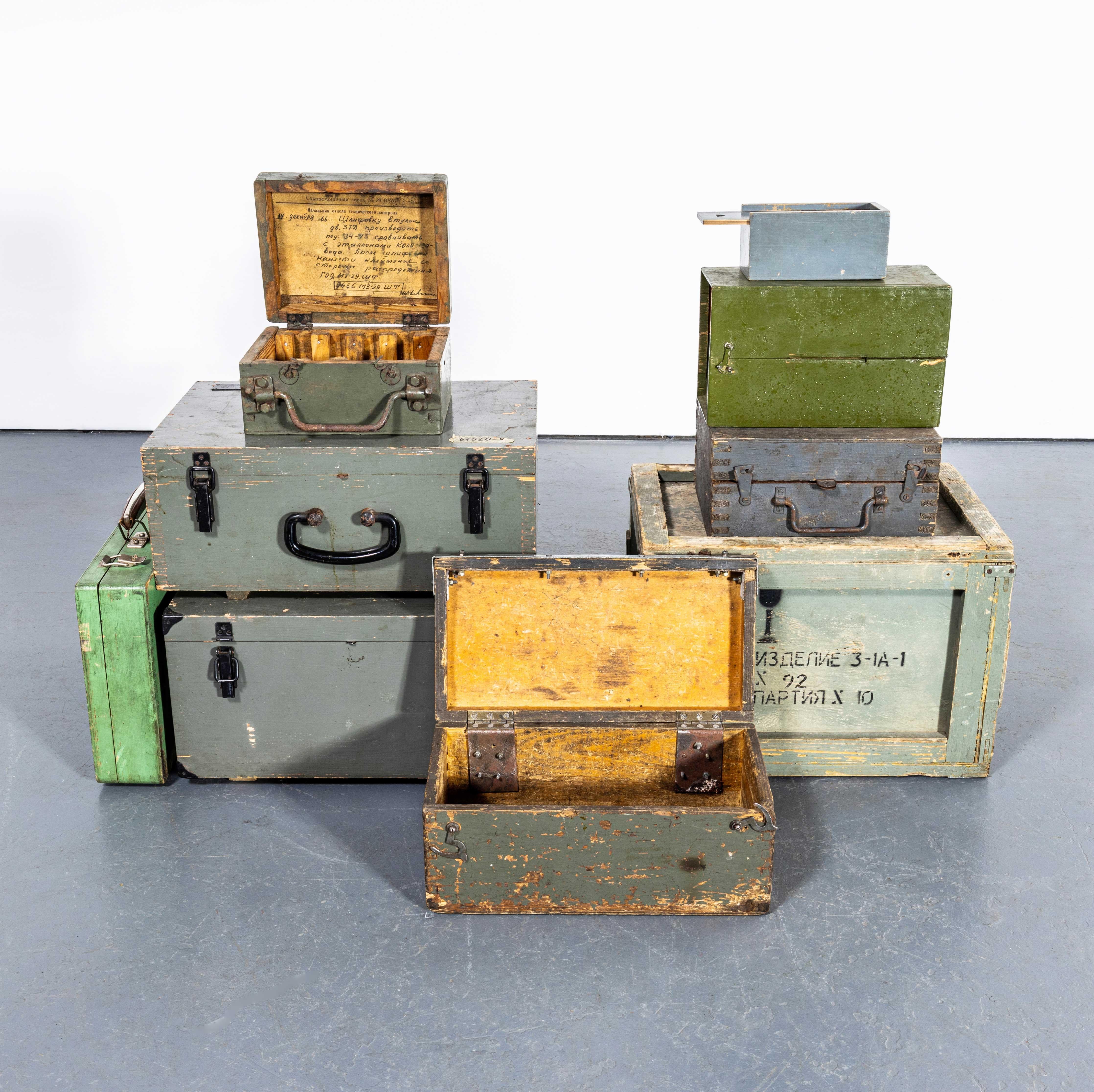 Cajas de Equipos Industriales Originales de los Años 60 - Juego de Nueve en Bueno Estado en Hook, Hampshire