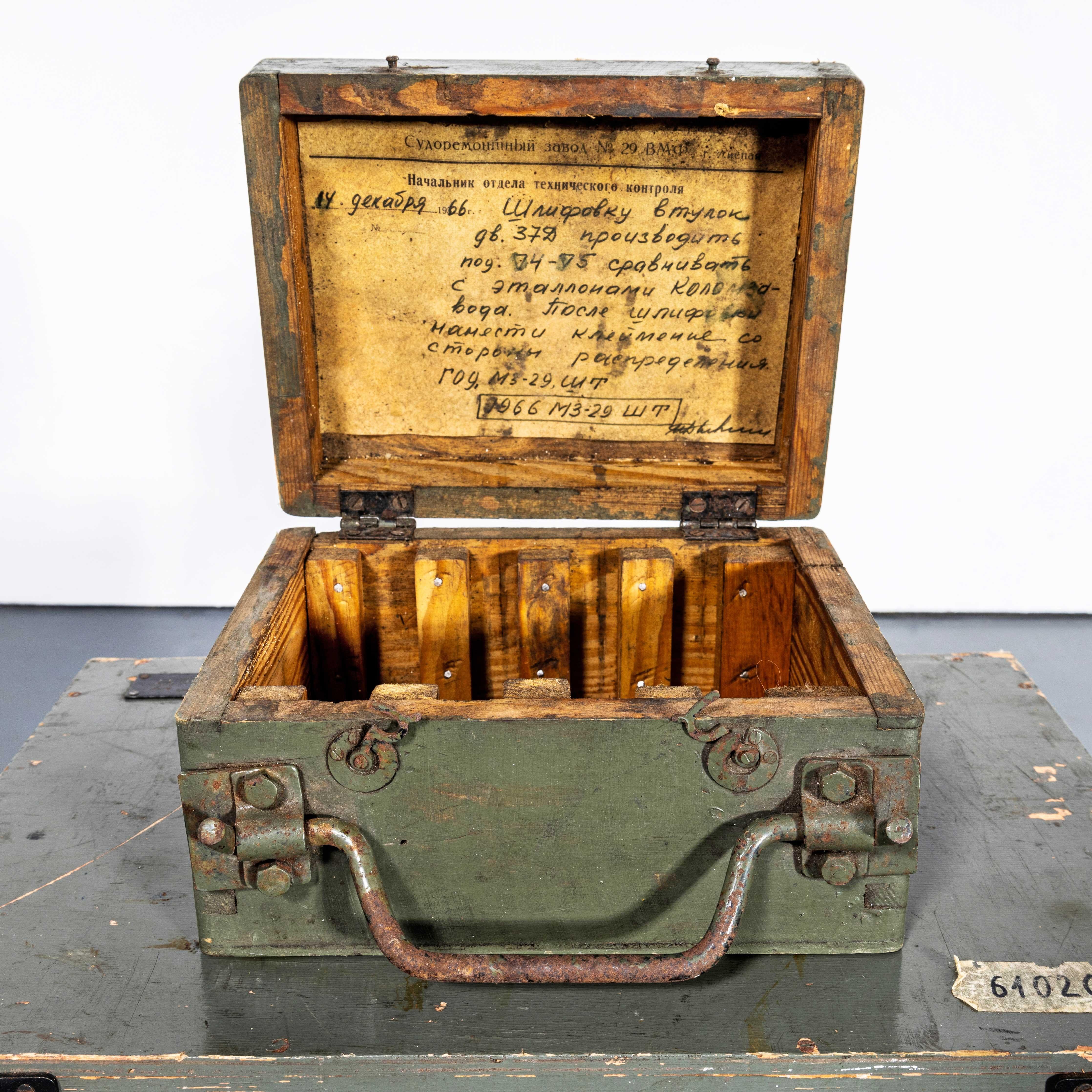 Cajas de Equipos Industriales Originales de los Años 60 - Juego de Nueve mediados del siglo XX