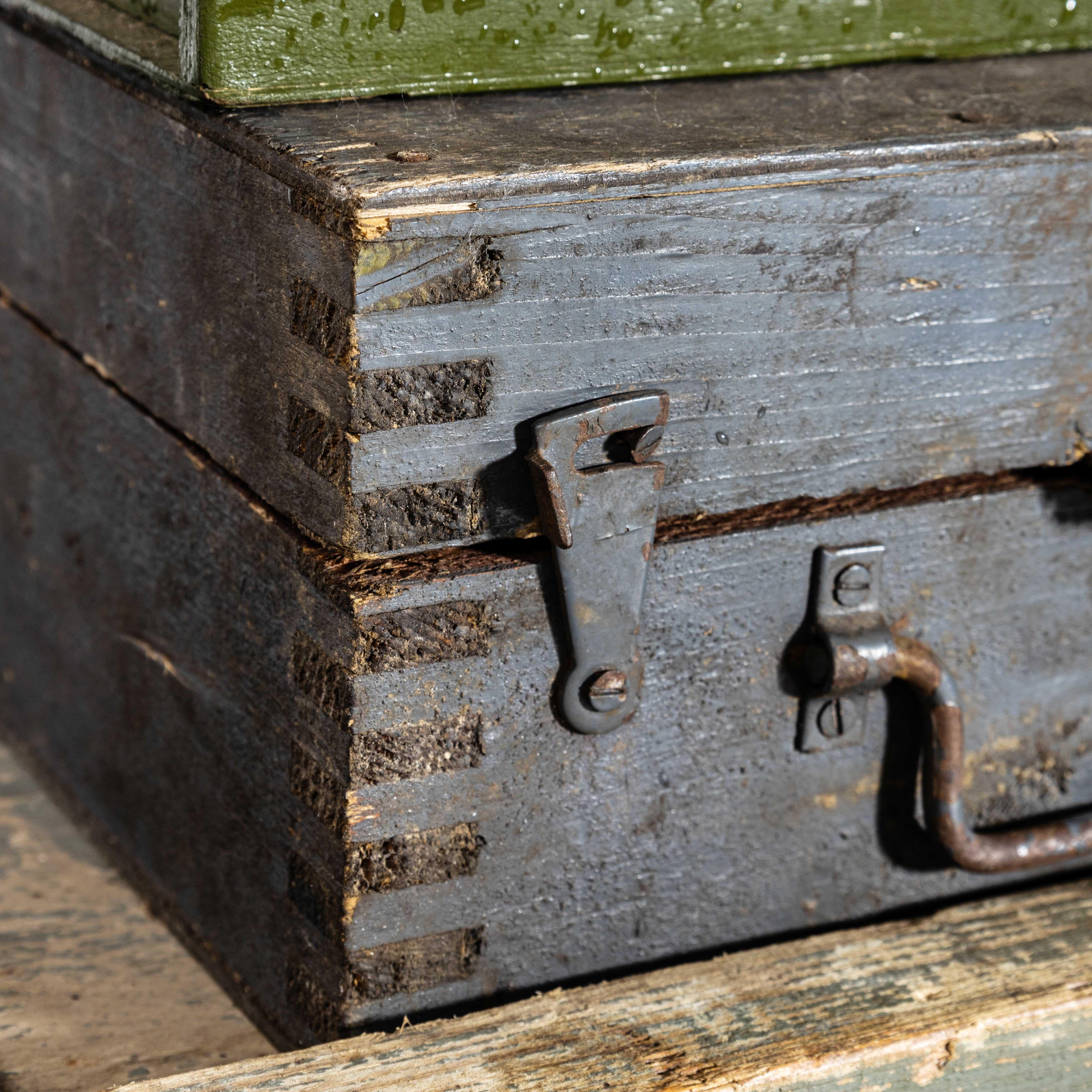 Cajas de Equipos Industriales Originales de los Años 60 - Juego de Nueve Madera