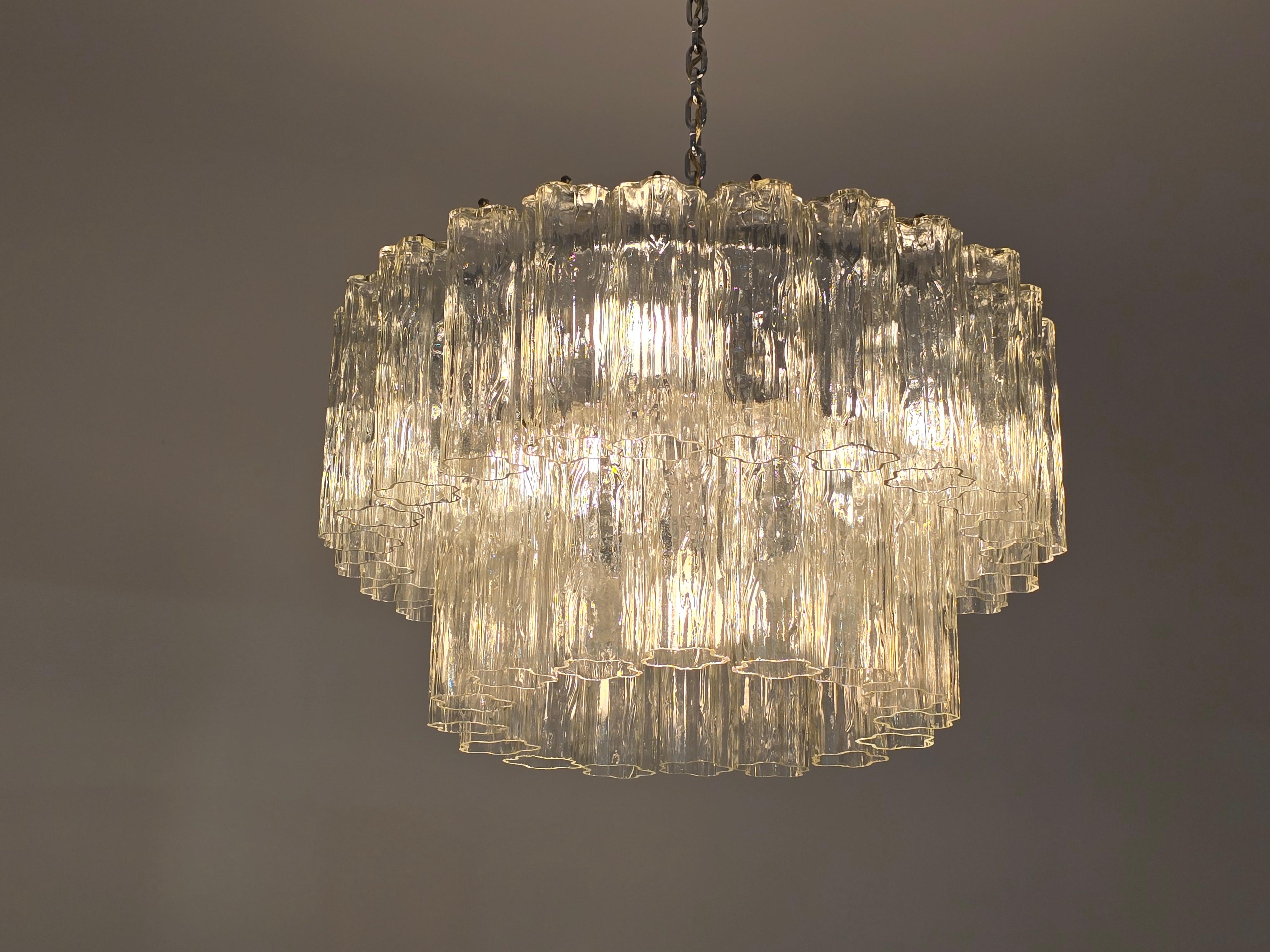 Mid-Century moderno Originale degli anni '60  Grande lampadario a tubo di vetro a due piani di Venini Tronchi in vendita