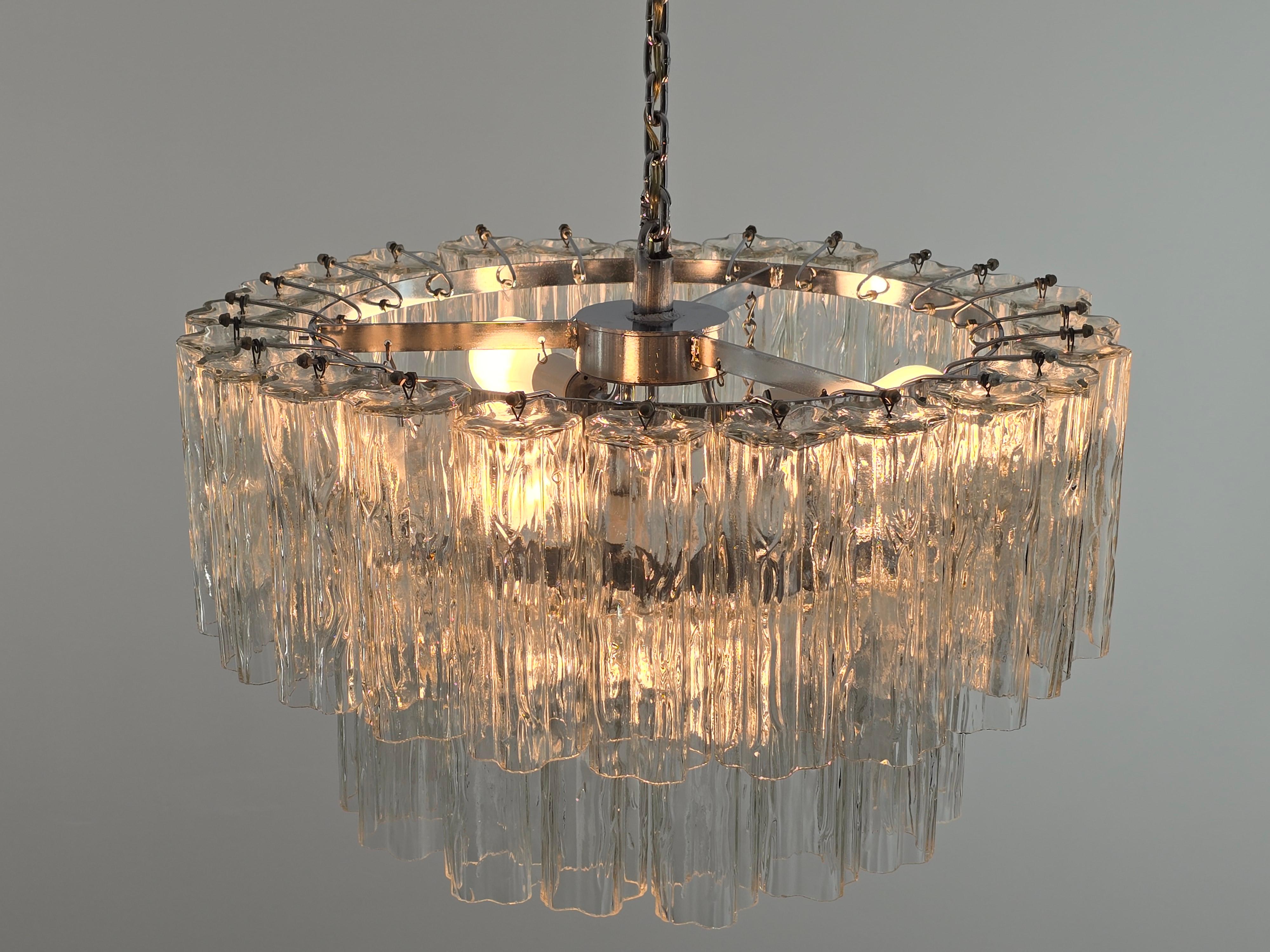 Italiano Originale degli anni '60  Grande lampadario a tubo di vetro a due piani di Venini Tronchi in vendita