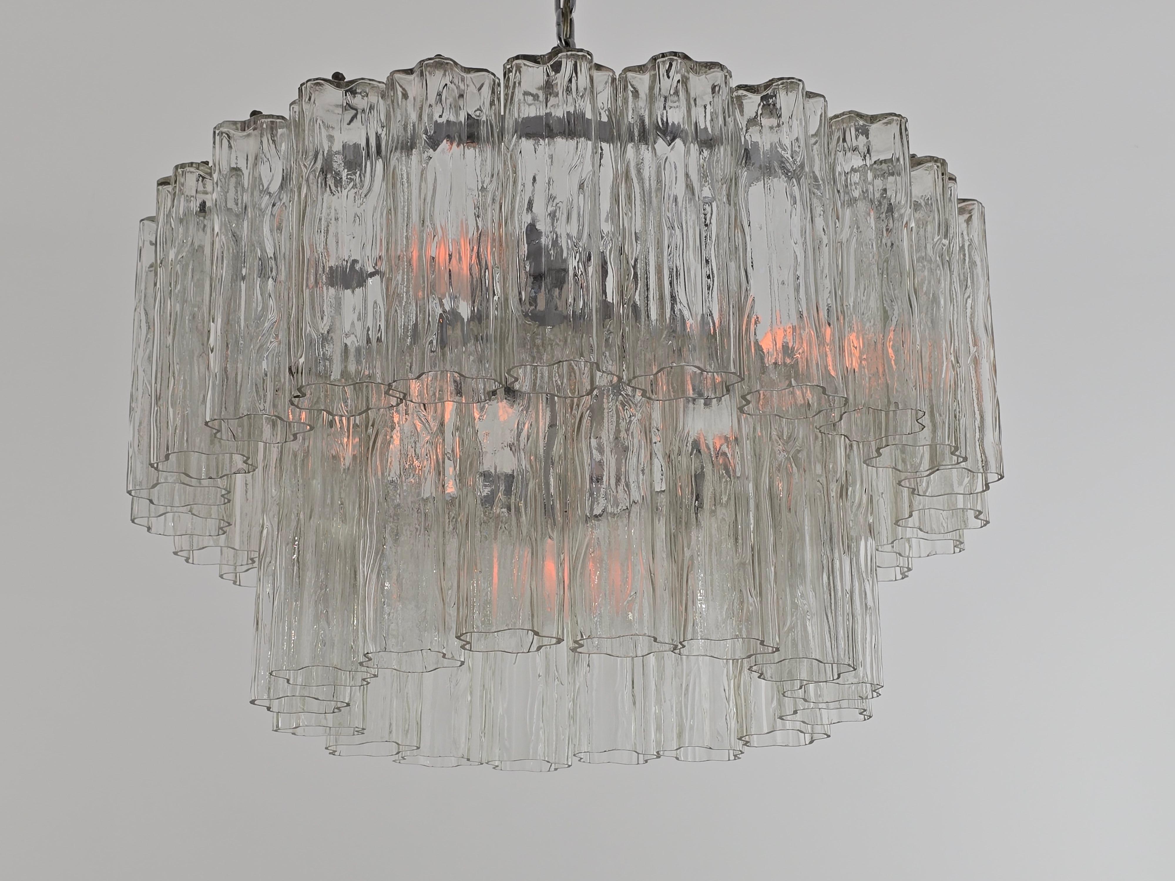 Metà XX secolo Originale degli anni '60  Grande lampadario a tubo di vetro a due piani di Venini Tronchi in vendita