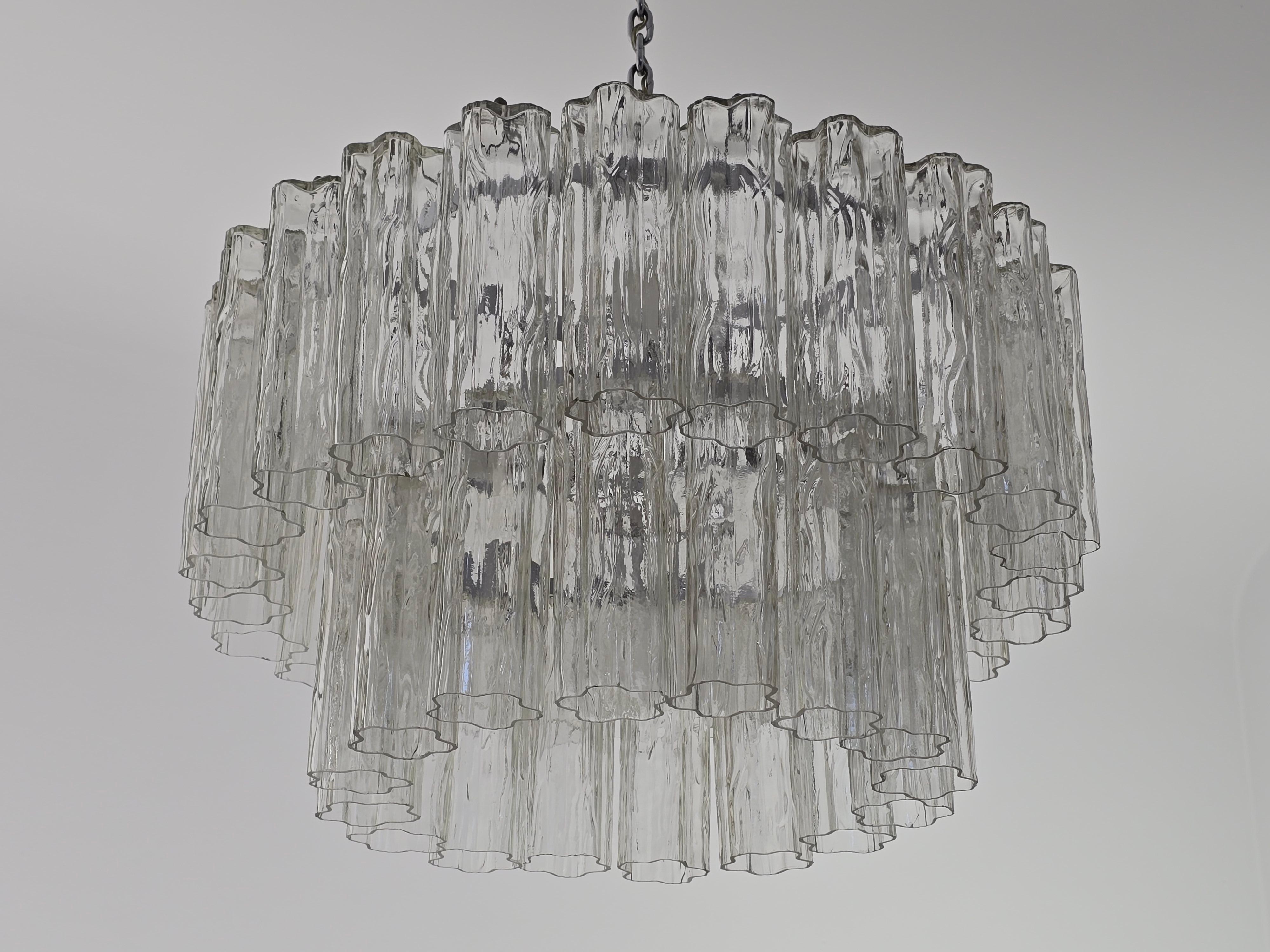 Metallo Originale degli anni '60  Grande lampadario a tubo di vetro a due piani di Venini Tronchi in vendita