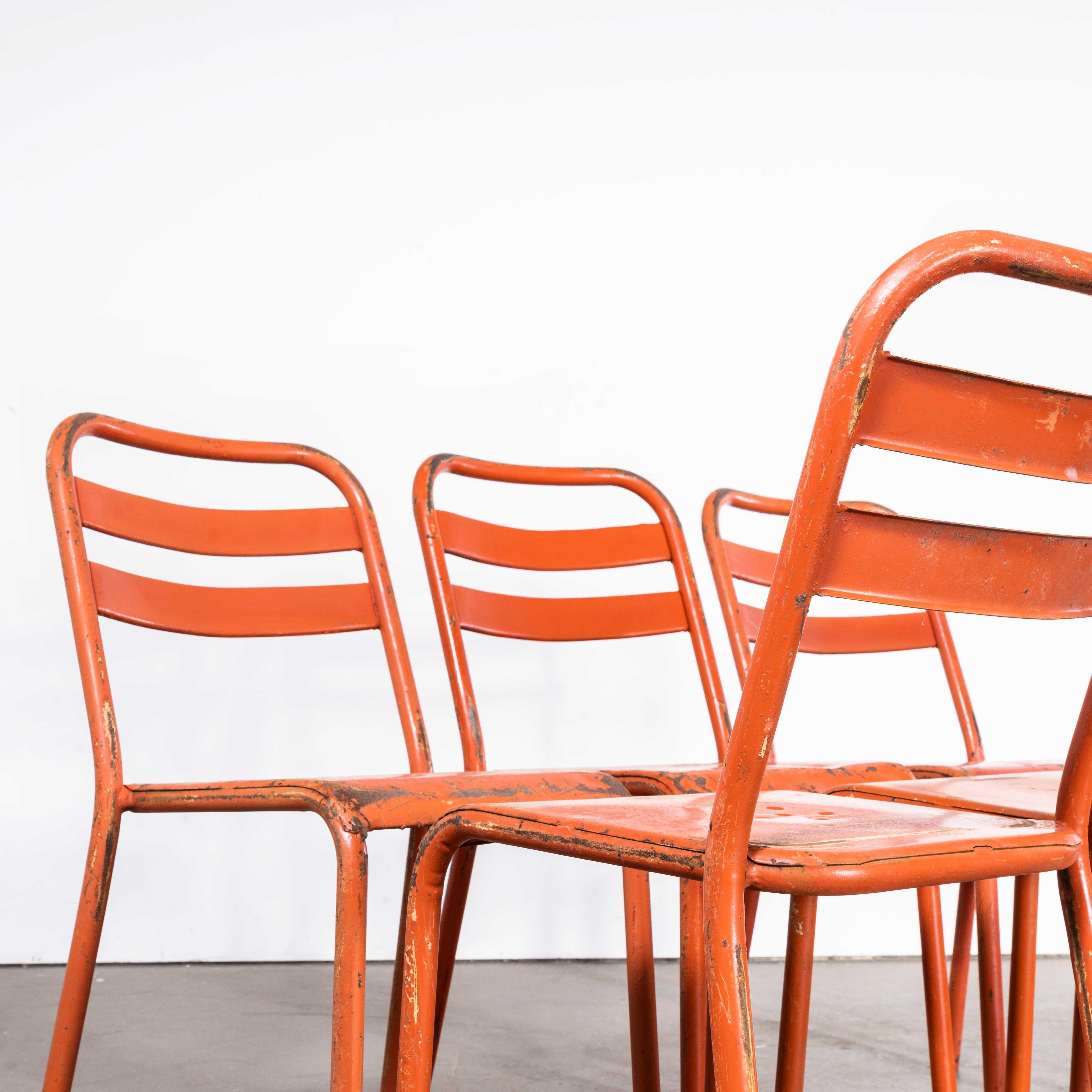 1960's Original Rote Französische Tolix T2 Metall Stühle für den Außenbereich - Set von sechs
1960's Original Rot Französisch Tolix T2 Metall Outdoor-Esszimmer Stühle - Set von sechs. Tolix ist eines unserer absoluten Lieblingsunternehmen. 1907