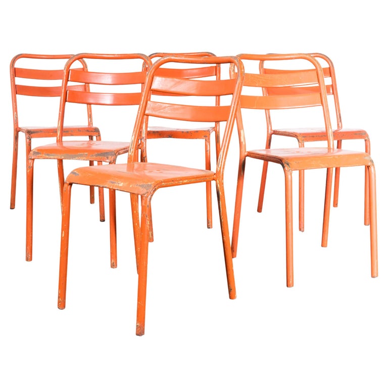 Sedie da pranzo per esterni in metallo rosso Tolix T2 originali degli anni  '60 - Set di sei sedie in vendita su 1stDibs