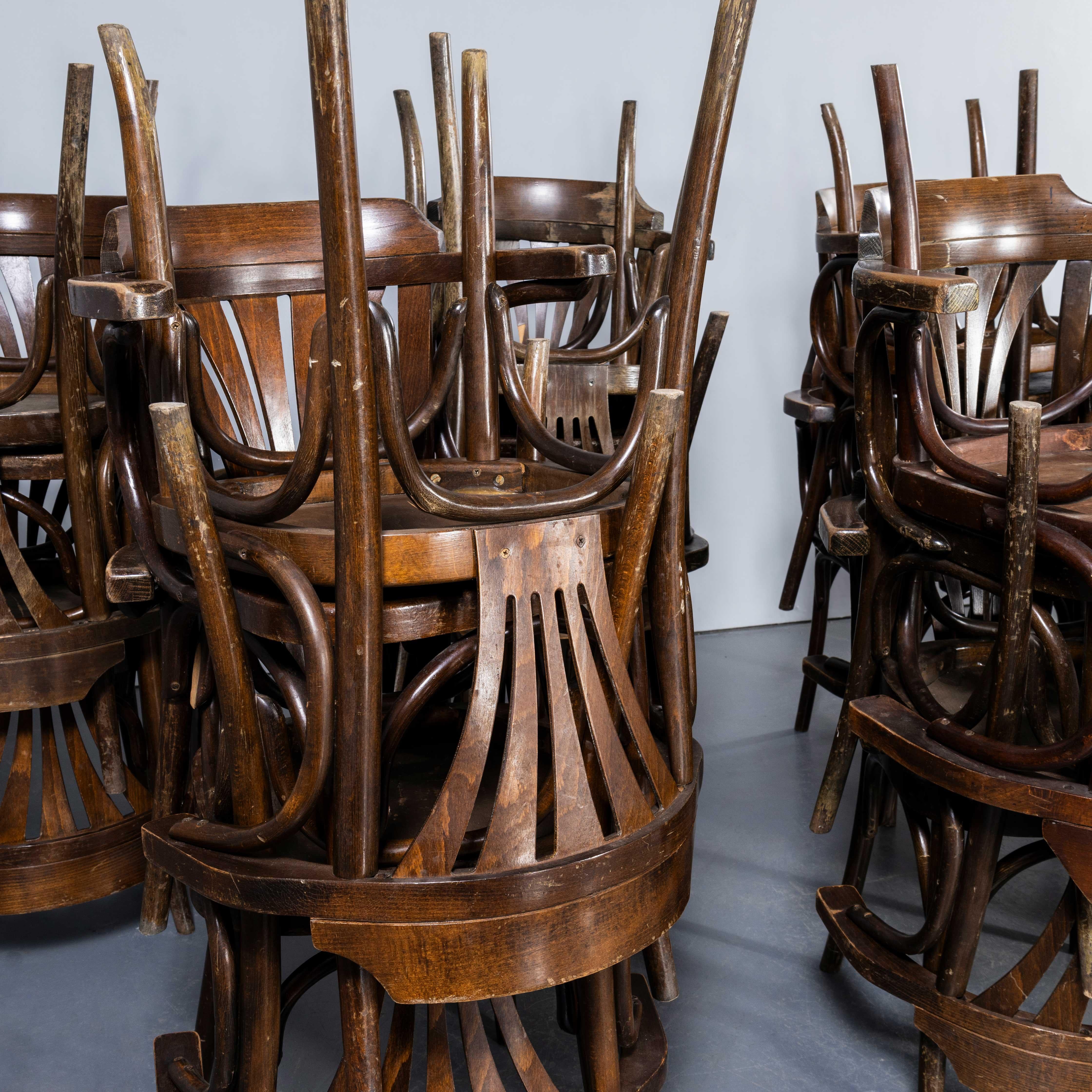 Sillones de comedor de madera curvada originales de los años 60 - Respaldo en abanico. 

Tenemos en stock una gran cantidad de estos bonitos sillones clásicos de madera curvada, resistentes y prácticos. Proceden de un antiguo club de trabajadores