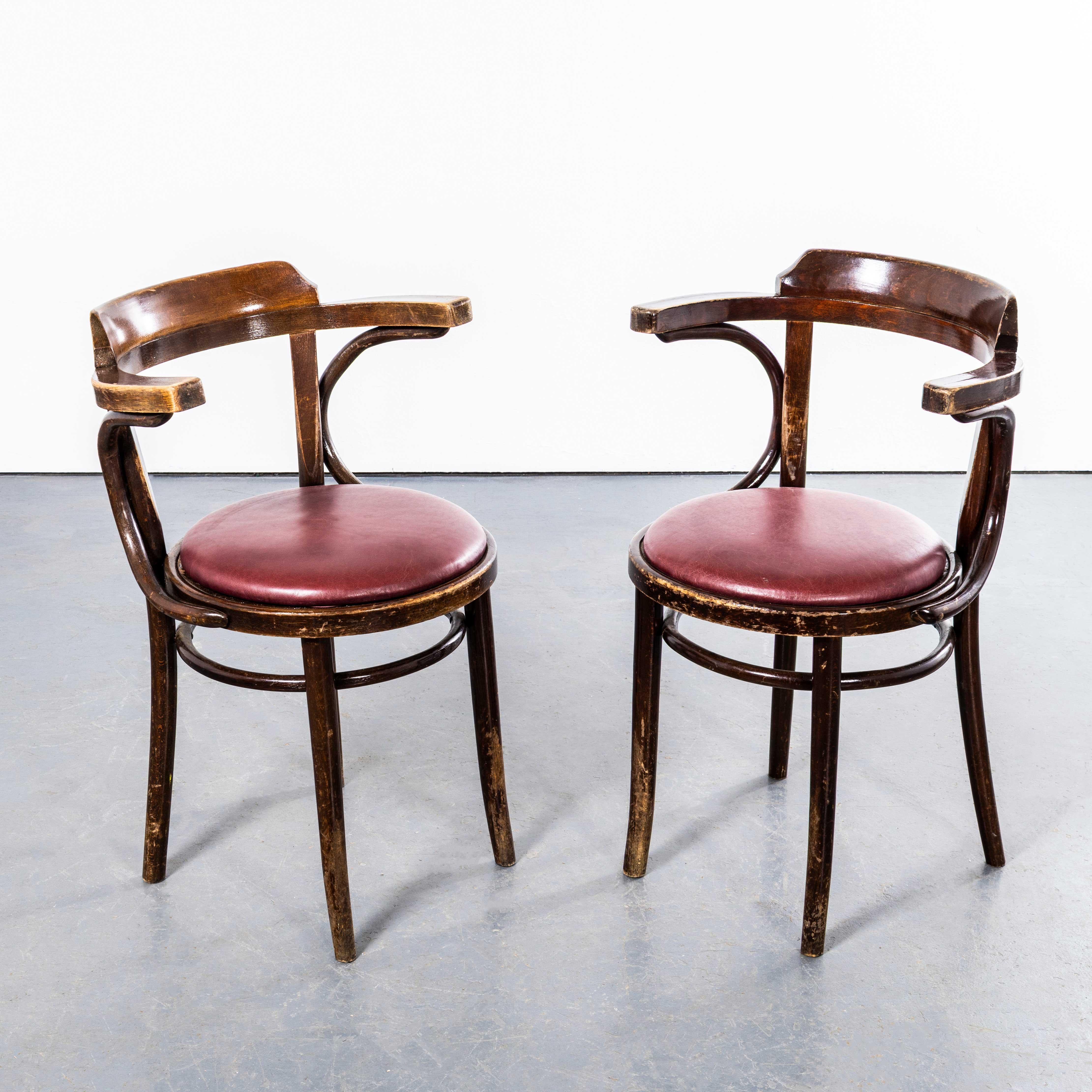 1960's Original Vintage Bentwood Dining Armchairs - Open Back With Red Upholstered Seats - Pair. 

Ces objets proviennent d'un ancien club d'ouvriers du sud de Londres. Ils sont en excellent état et d'une grande richesse de couleurs. Nous ne pouvons
