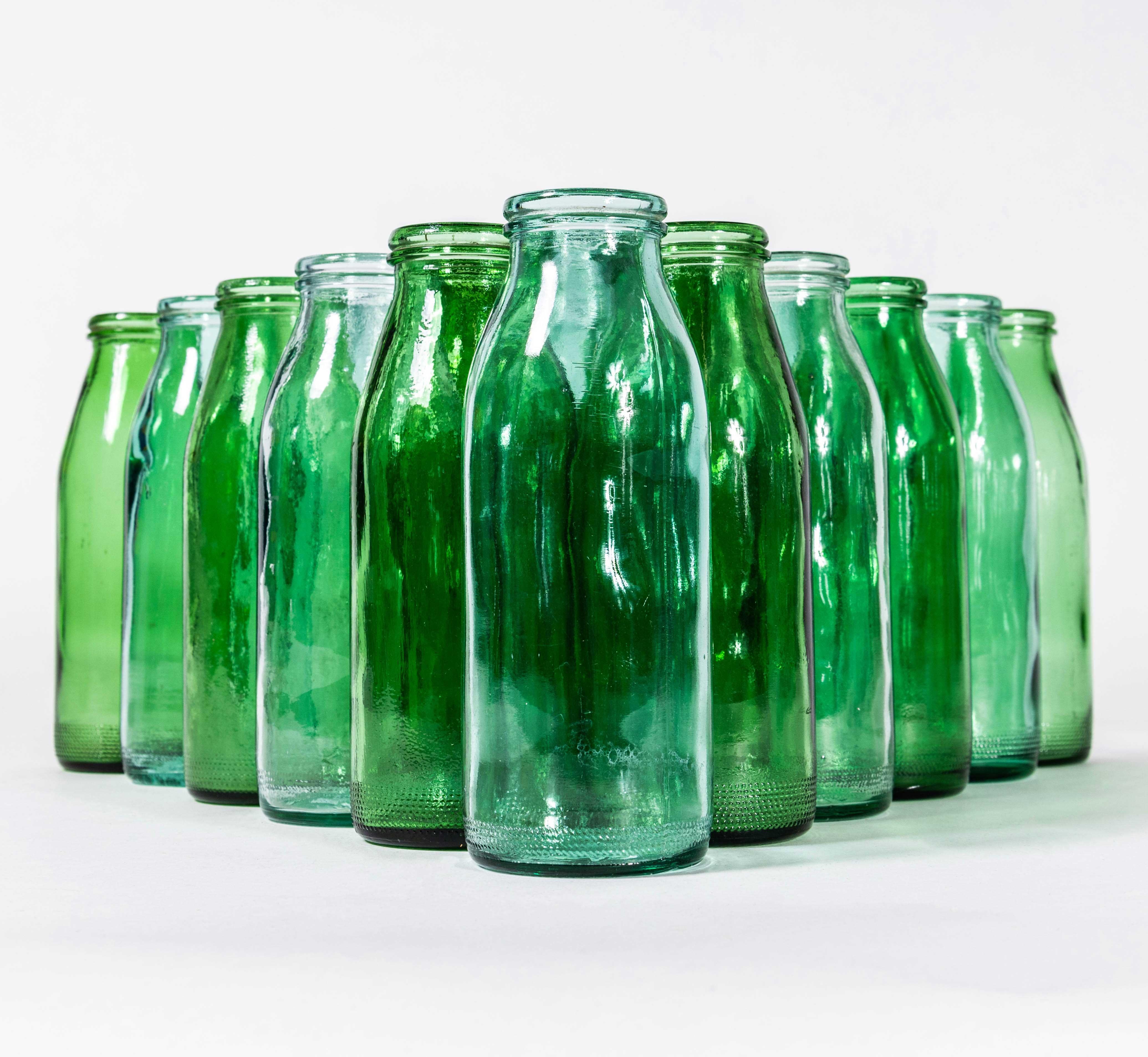 Bottiglie di latte ungheresi Stubby originali degli anni '60 - Quantità disponibile. 

Bottiglie di latte ungheresi verdi e trasparenti. L'inserzione si riferisce a una bottiglia, selezione casuale. Brillante oggetto decorativo.

Rapporto del