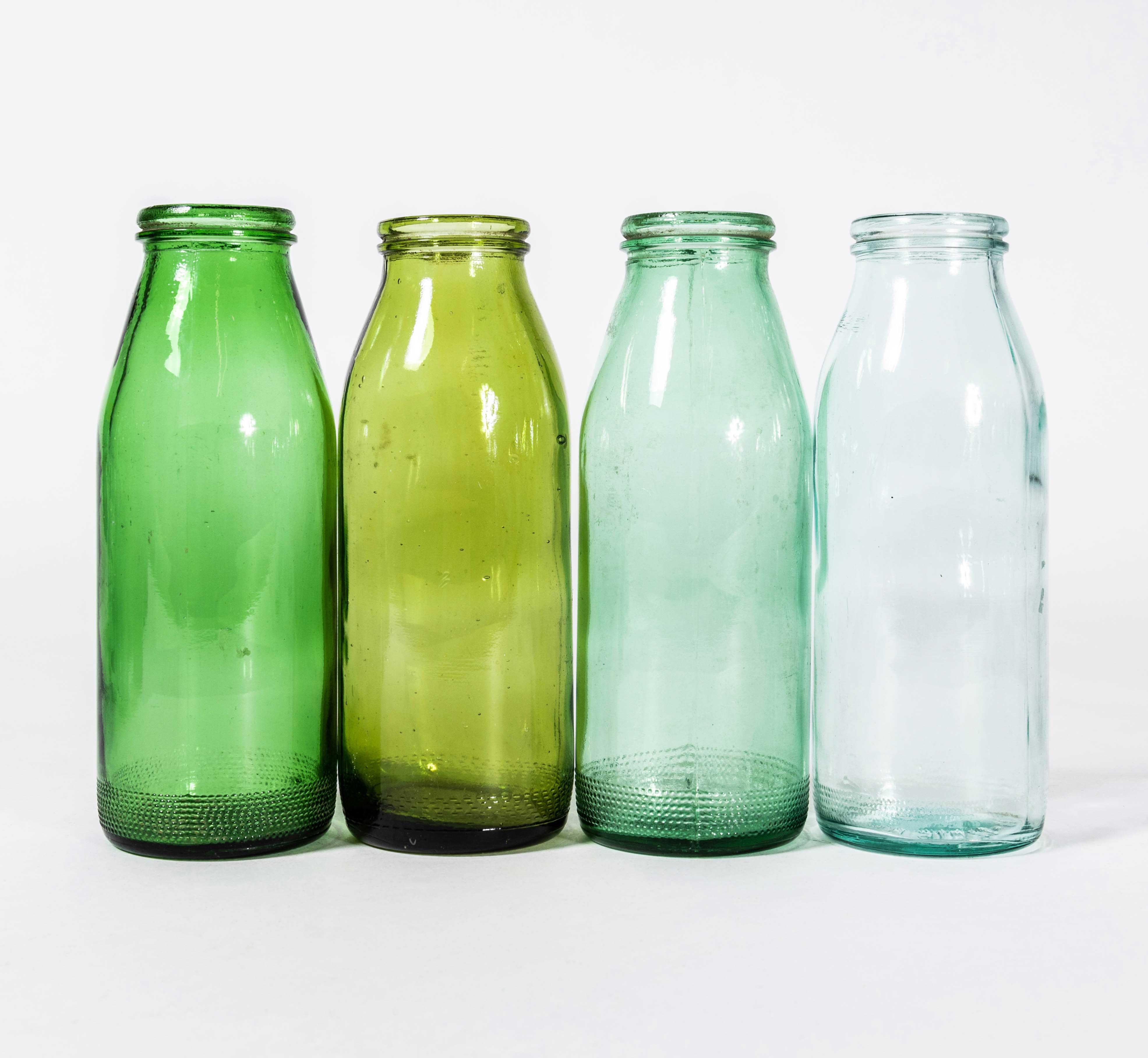 Bottiglie di latte ungheresi originali degli anni '60 - Quantità disponibile In condizioni buone in vendita a Hook, Hampshire