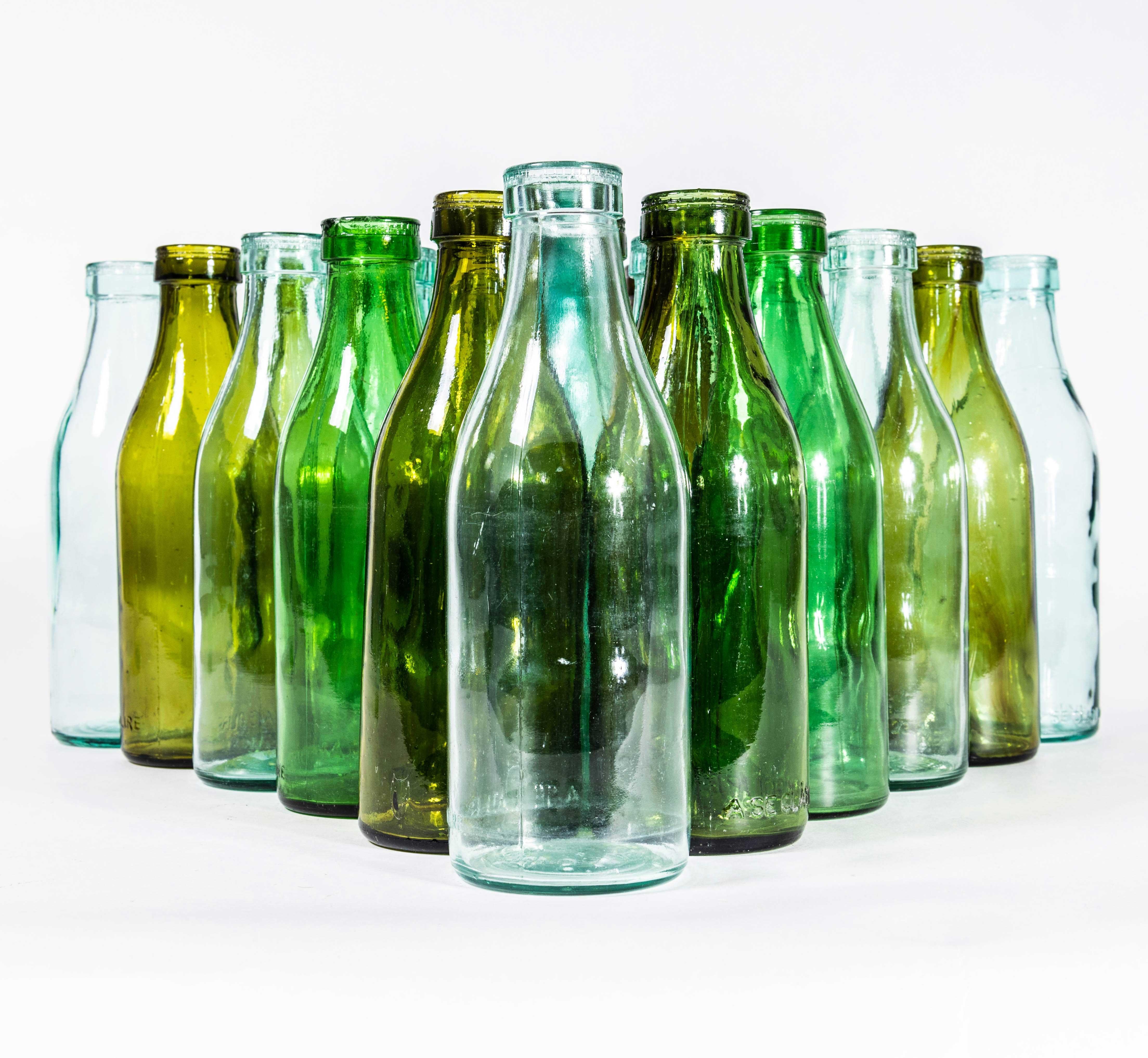 Bottiglie di latte rumene originali degli anni '60 - Grande quantità disponibile. 

Bottiglie di latte ungheresi verdi e trasparenti. L'inserzione si riferisce a una bottiglia, selezione casuale. Brillante oggetto decorativo.

Rapporto del