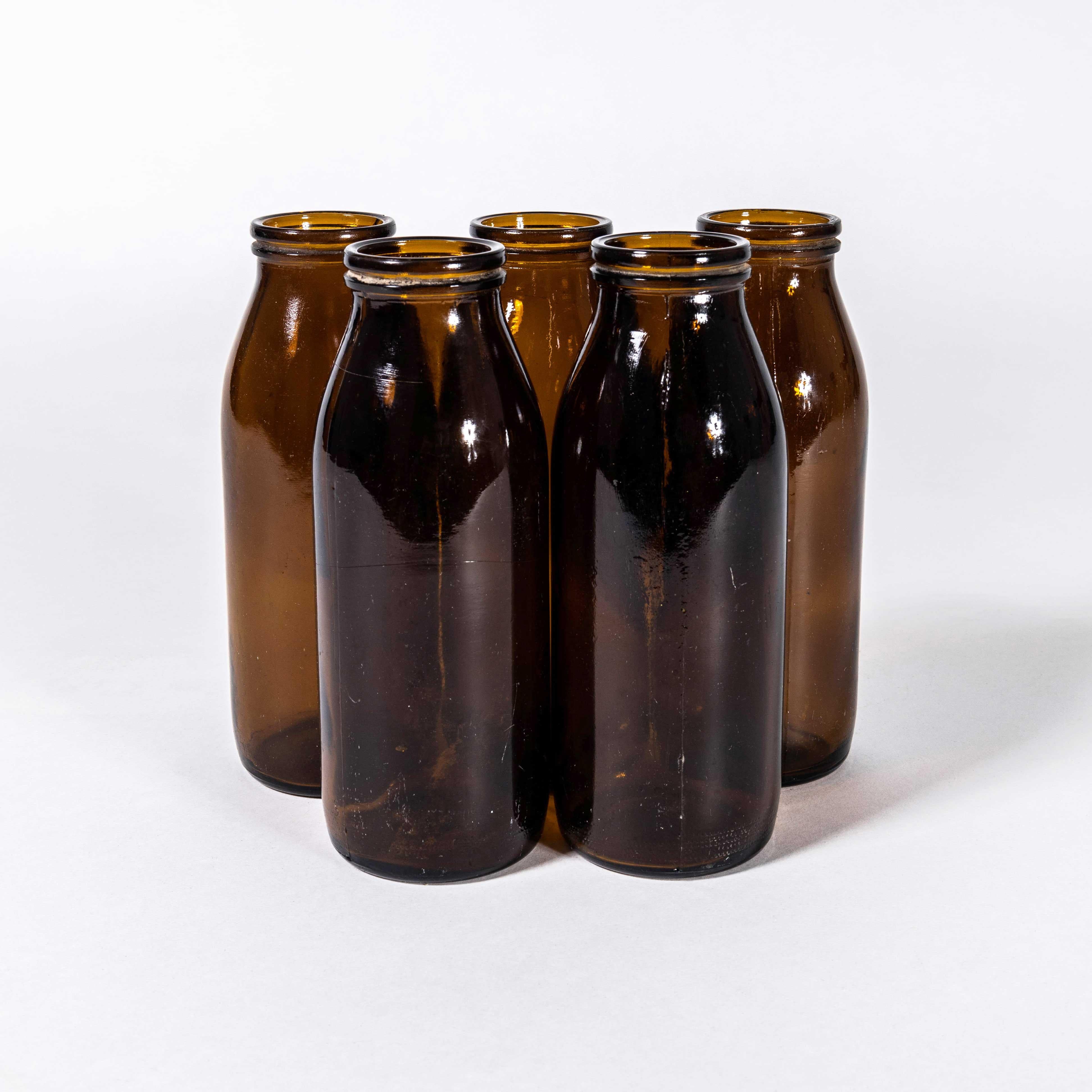 Bottiglie di latte ungheresi Stubby originali degli anni '60 - Set di cinque bottiglie di colore marrone scuro. 

Bottiglie di latte ungheresi. L'inserzione si riferisce a un set di cinque brillanti oggetti decorativi.

Rapporto del workshop:
Il