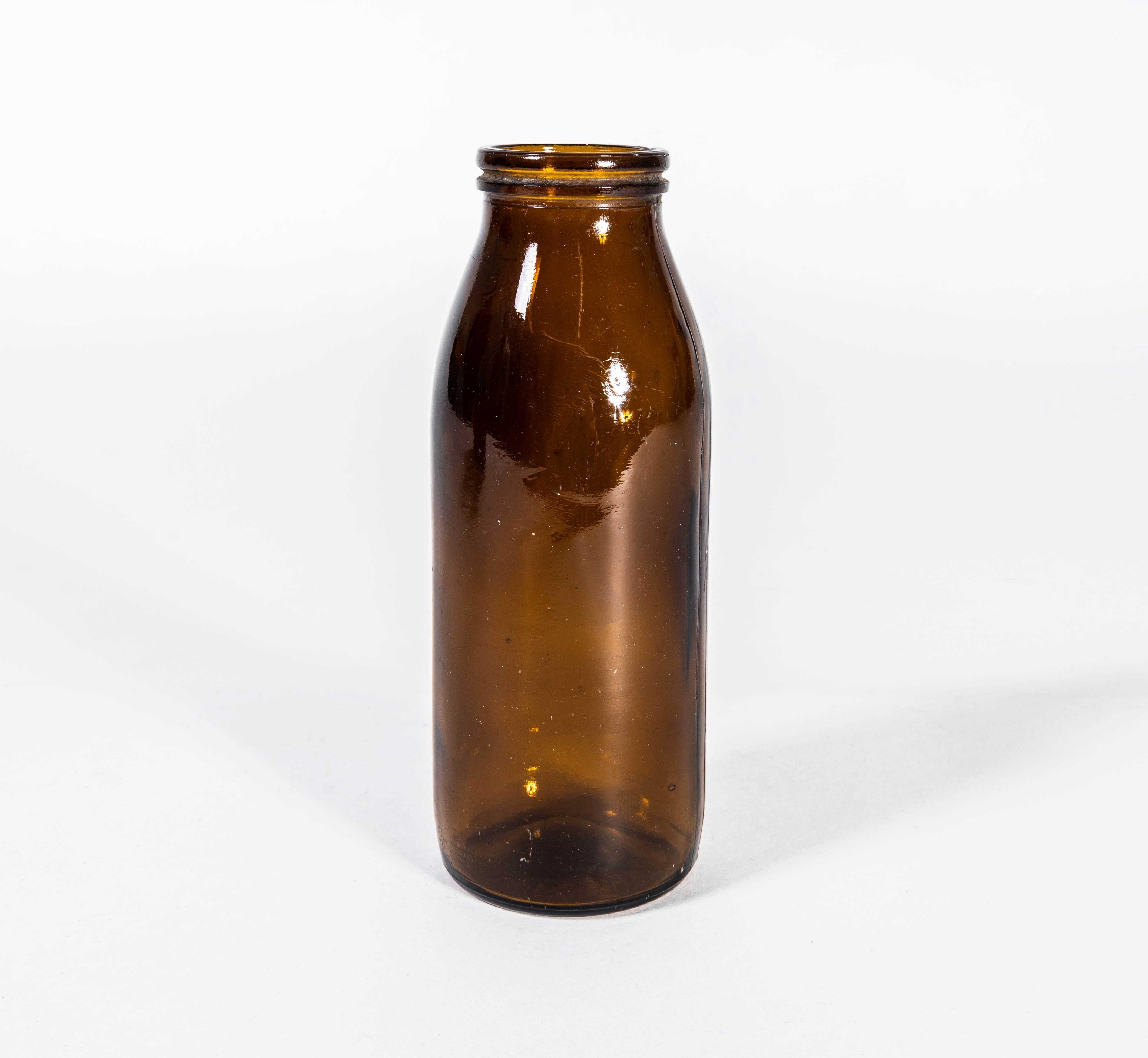 Metà XX secolo Bottiglie per il latte ungheresi Stubby originali degli anni '60 - Set di cinque bottiglie marrone scuro in vendita