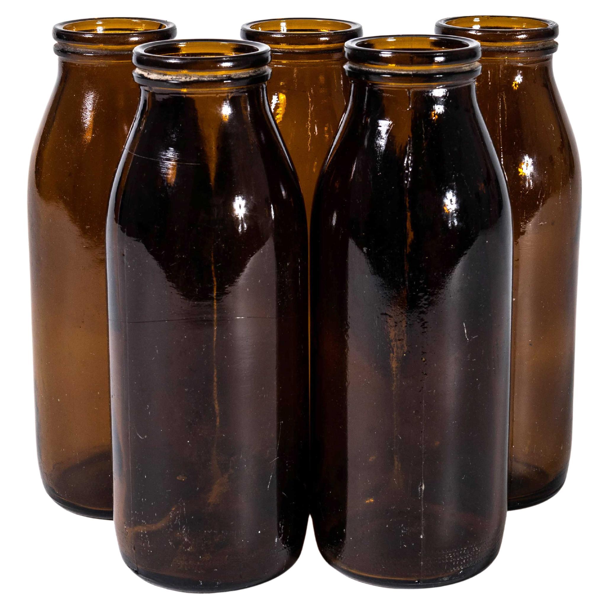Bottiglie per il latte ungheresi Stubby originali degli anni '60 - Set di cinque bottiglie marrone scuro