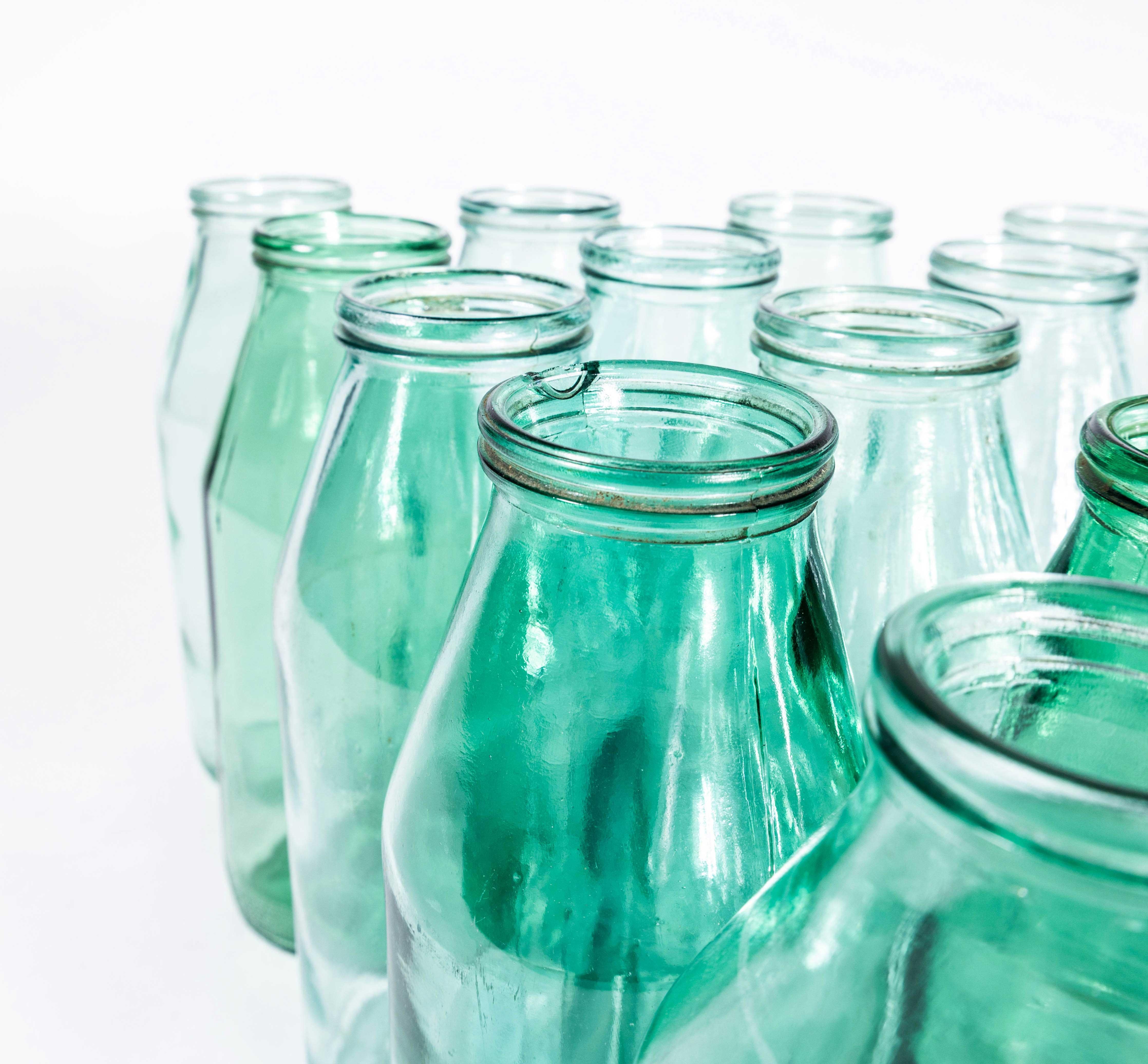 Metà XX secolo Bottiglie per il latte ungheresi Stubby originali degli anni '60 di grandi dimensioni - Quantità disponibile in vendita