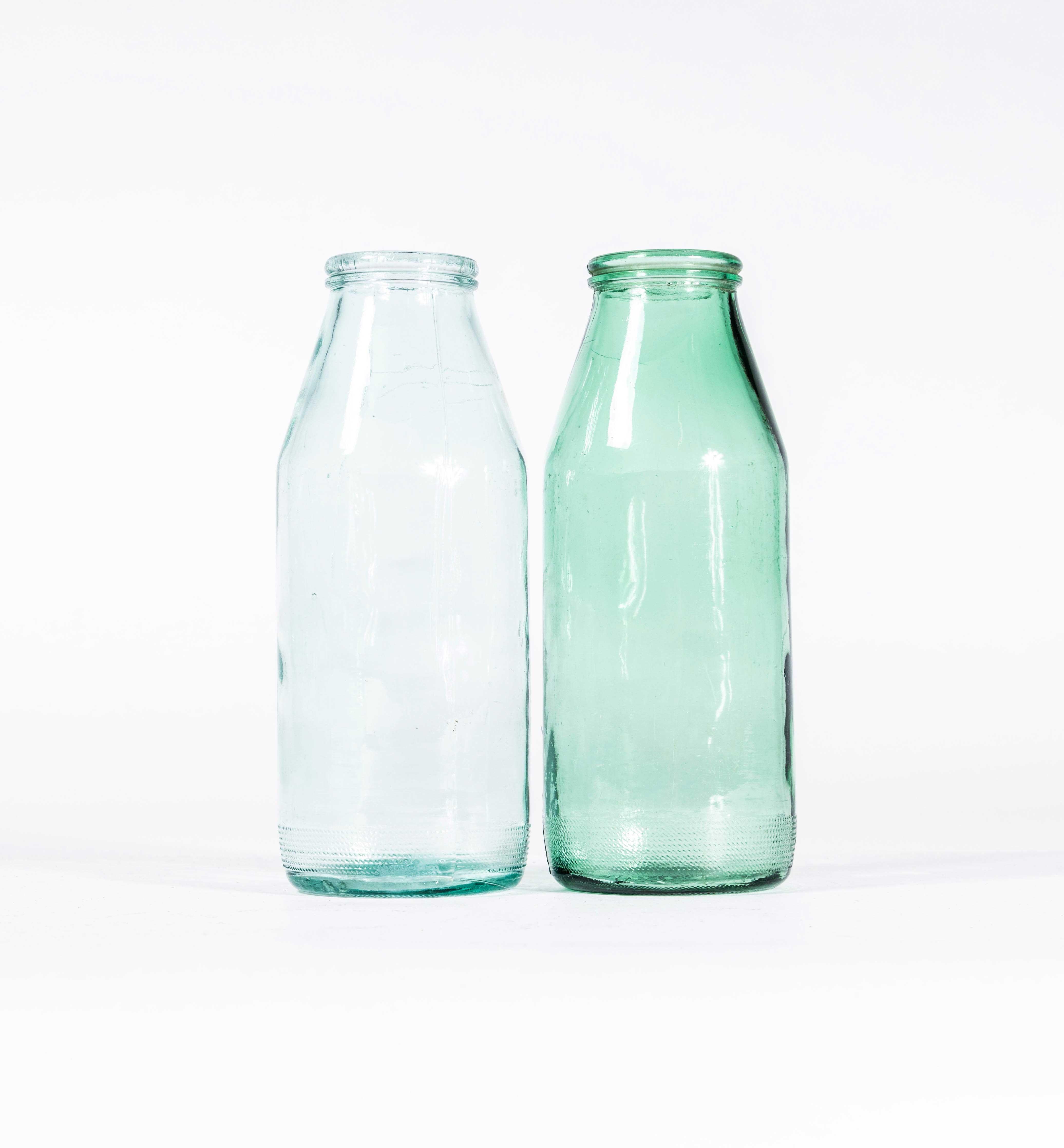 Bottiglie per il latte ungheresi Stubby originali degli anni '60 di grandi dimensioni - Quantità disponibile in vendita 1