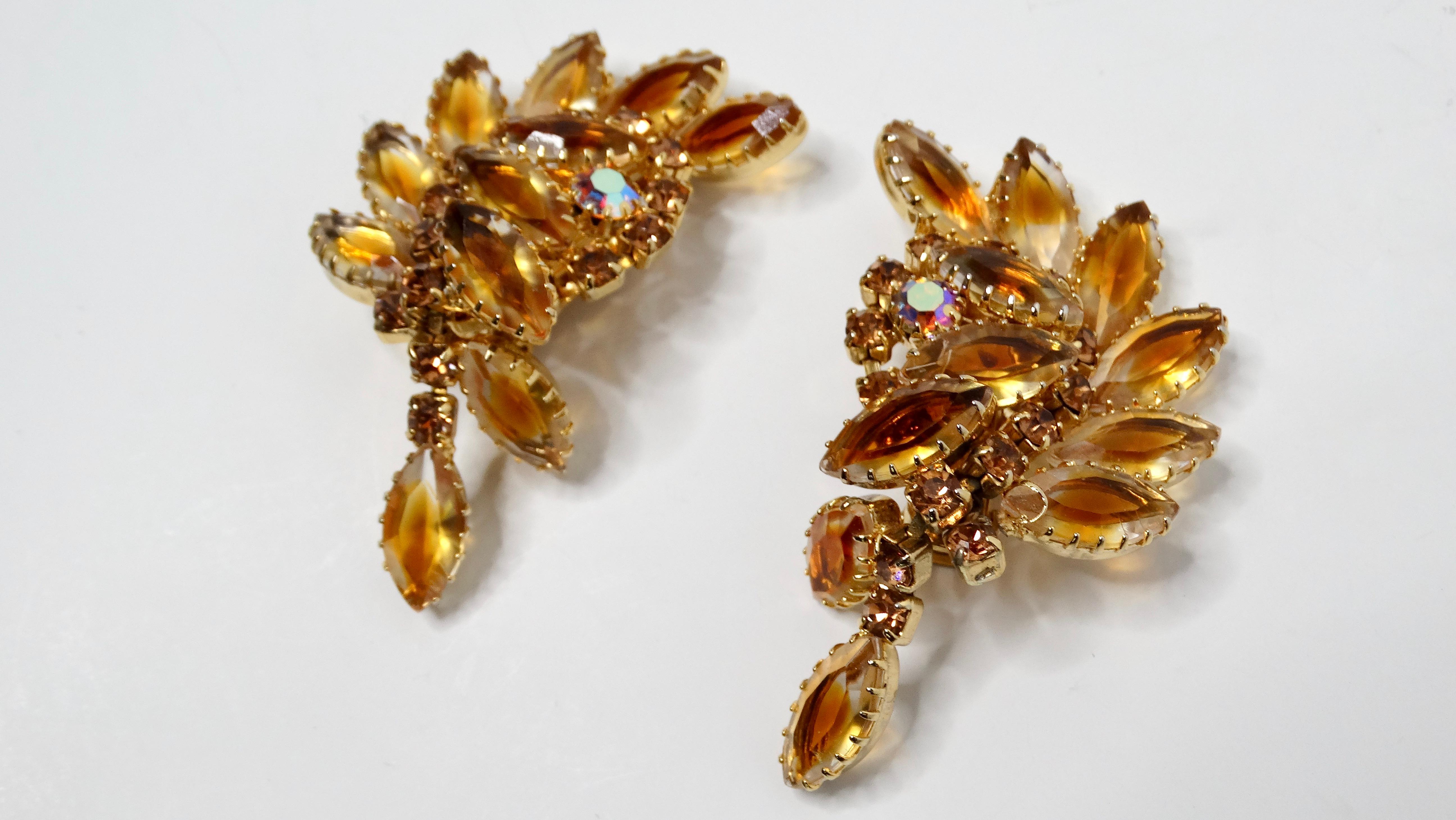 Ein atemberaubendes Paar verschnörkelter, topasfarbener Strass-Ohrringe aus den 1960er Jahren, die wunderschön in 14-karätiger Goldplattierung gefertigt sind. Diese Ohrringe zeigen ein kompliziertes Design, bei dem funkelnde Strassperlen anmutig