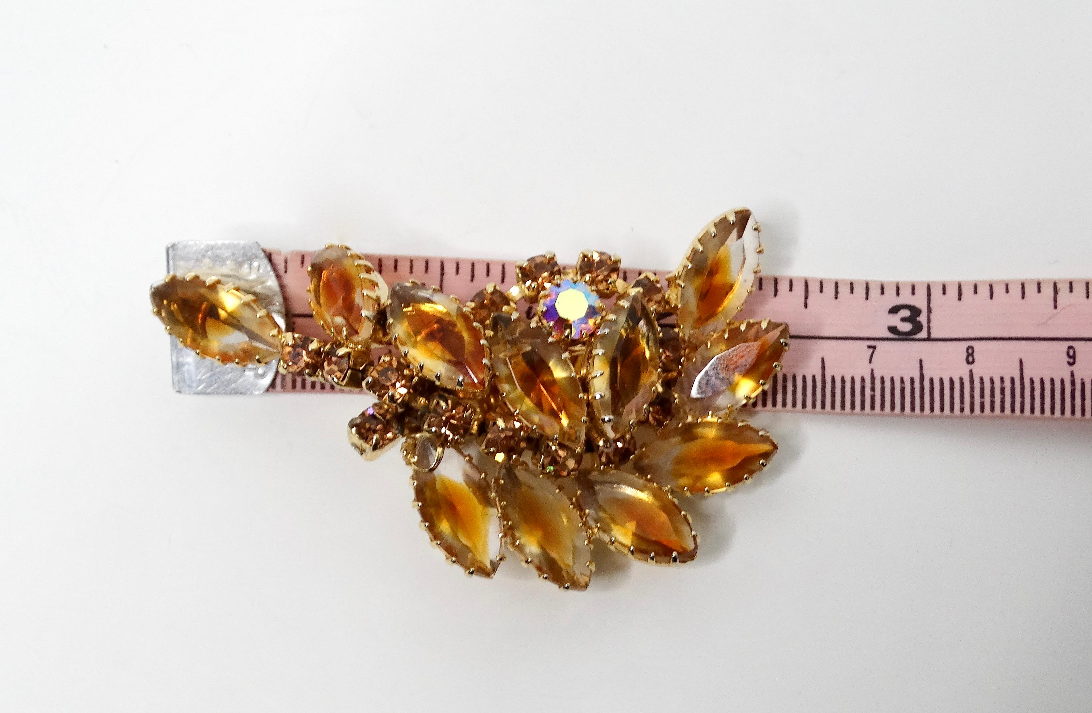 1960er Jahre Ornate Topas-Farbige Strass-Ohrringe 14k vergoldet Aussage Ohrringe im Angebot 1