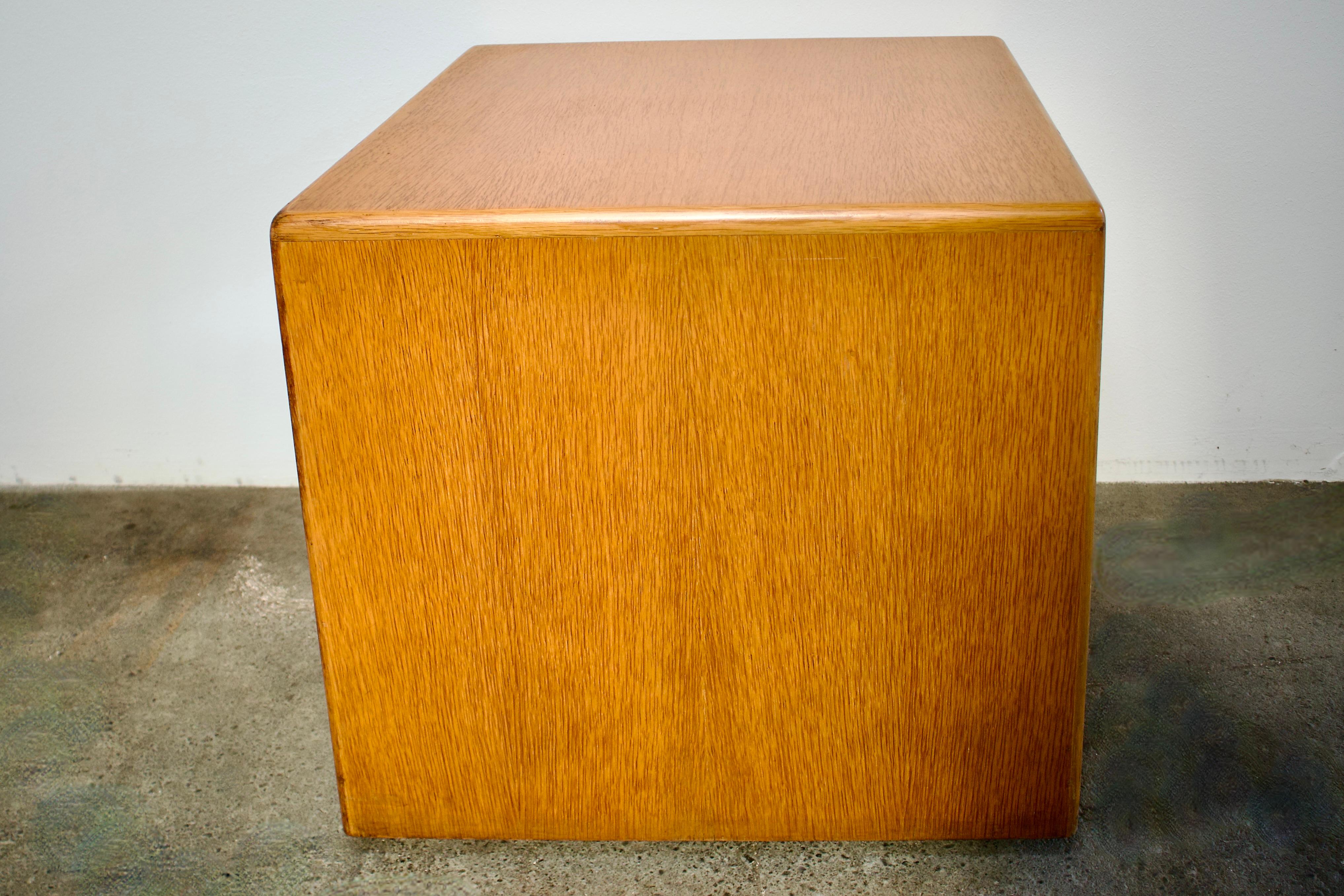 1960s Osvaldo Borsani Drawers / Cabinet in Tiger Oak for Tecno, Italy In Good Condition In Grand Cayman, KY