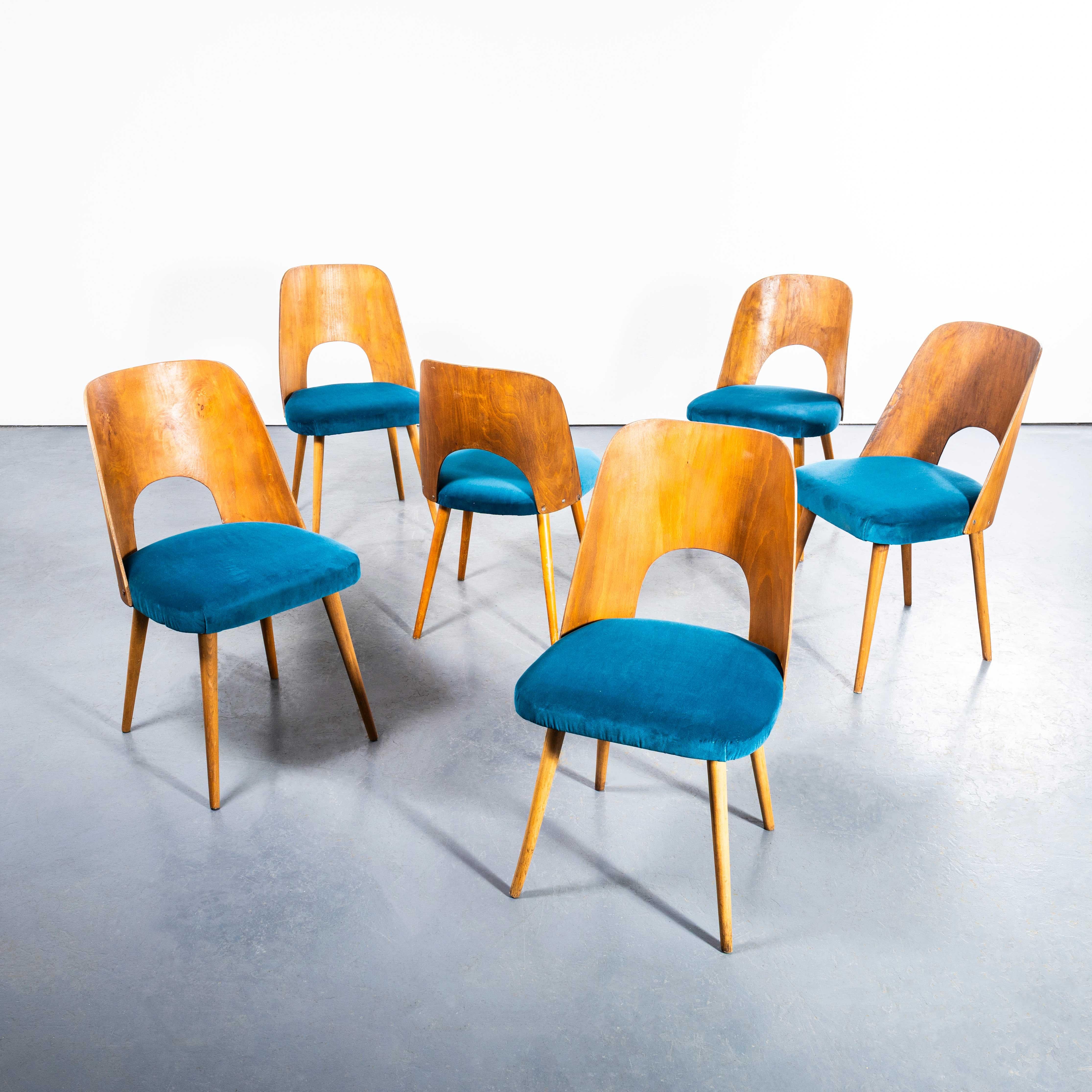 Chaises de salle à manger rembourrées Oswald Haerdtl des années 1960 - Ensemble de six. 

Ces chaises ont été produites par la célèbre entreprise tchèque Ton, qui produit encore aujourd'hui de magnifiques meubles et qui est une émanation de Thonet.
