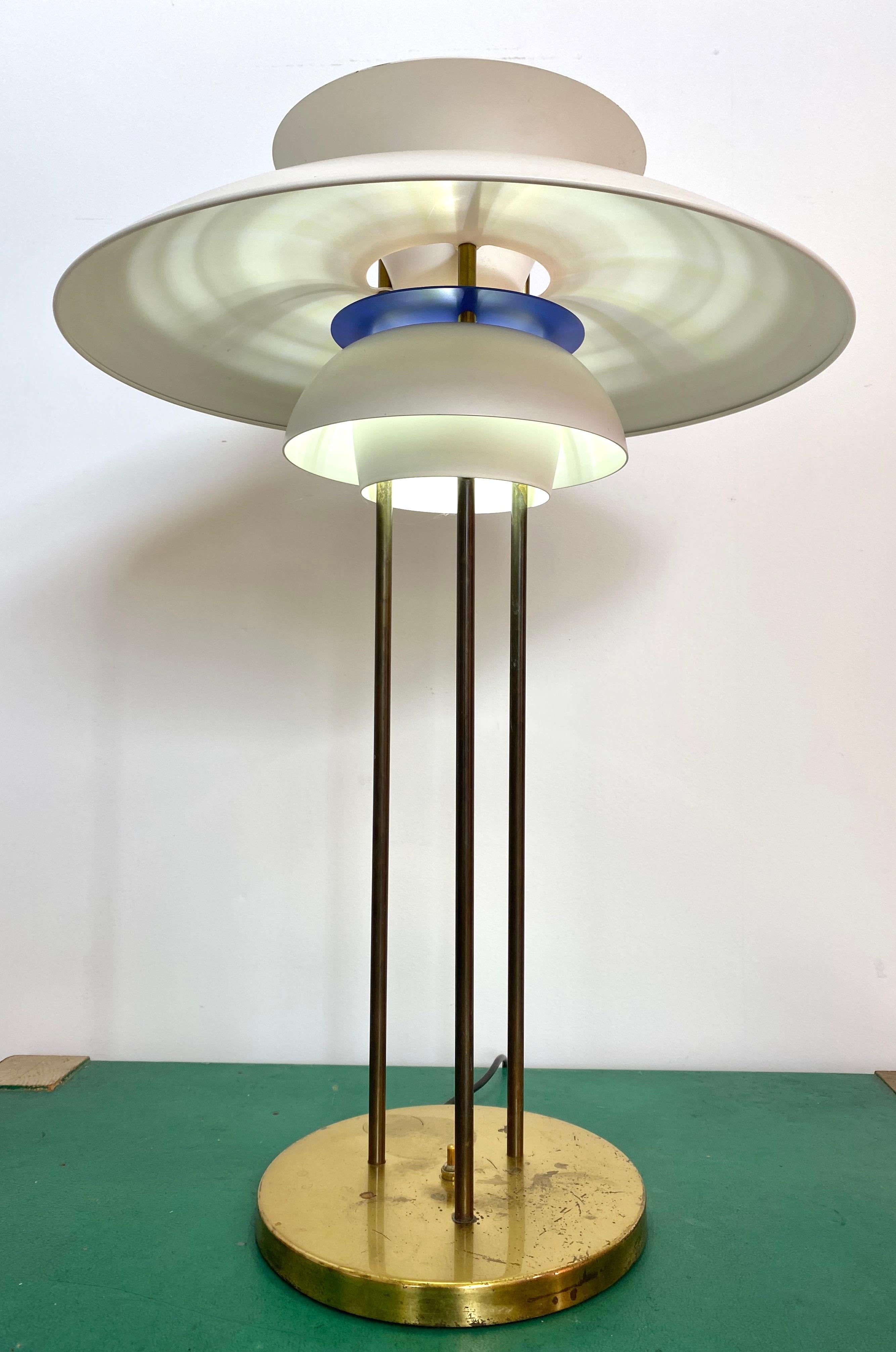 1960s PH 5 (Poul Henningsen) table lamp in painted aluminum and brass, the original design concept was created in the 1930s for a glare free lighting fixture by Danish Industrial Designer Poul Henningsen and his designs have been made by Louis