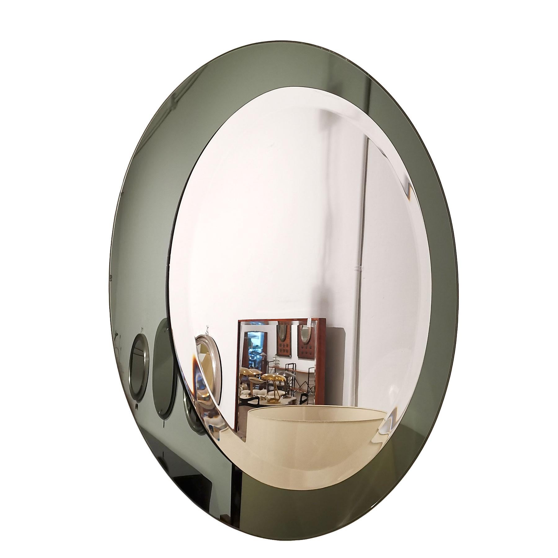 Oval beveled mirror with smoked green mirror frame. Original oxidation.

Italy, circa 1960.