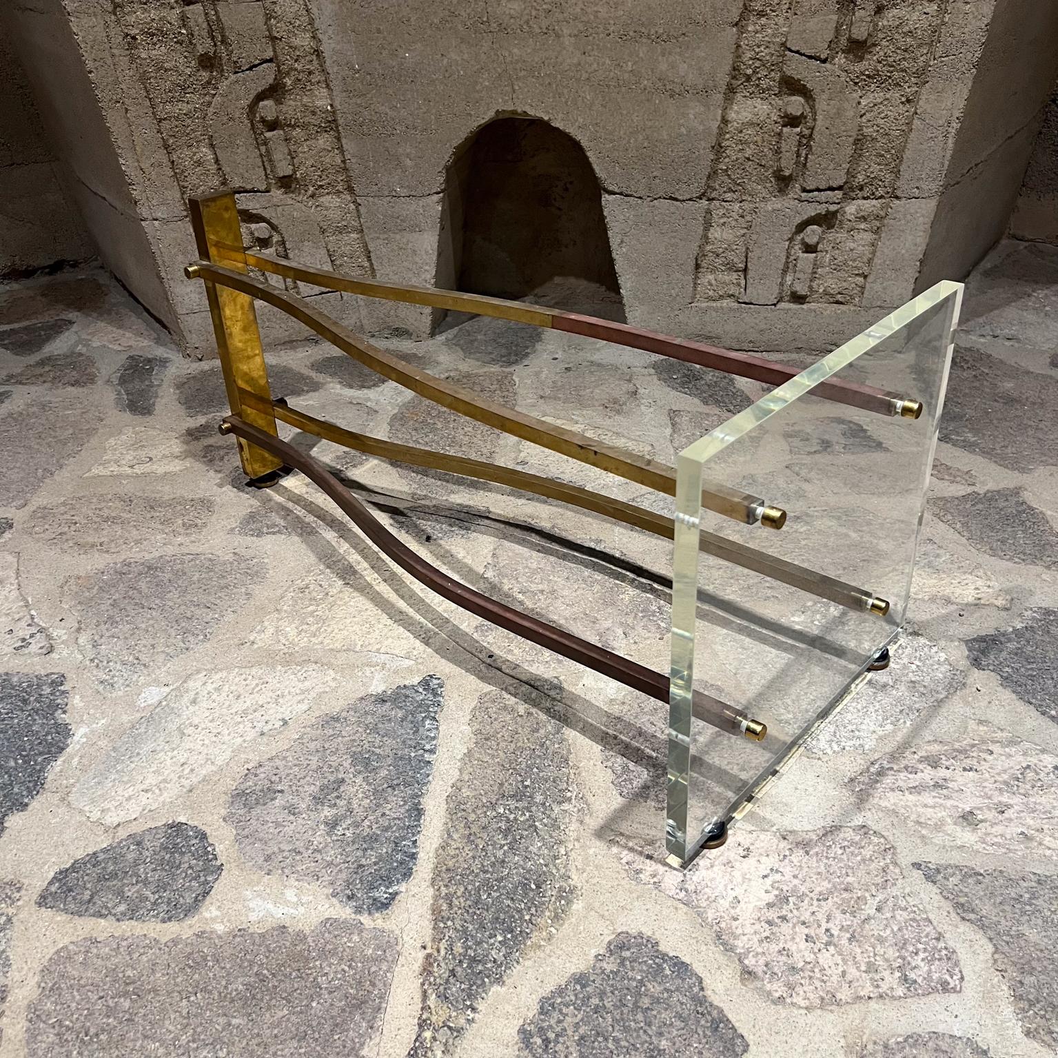 Table basse ovale des années 1960 en lucite et laiton d'après Charles Hollis Jones en vente 3